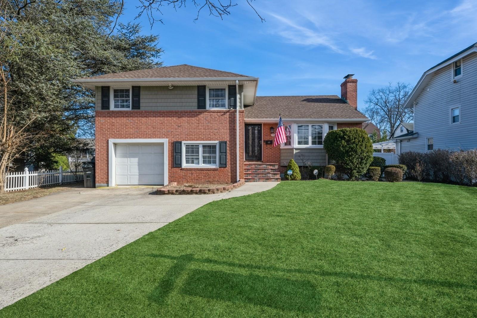 Wallace St, Freeport, NY 11520