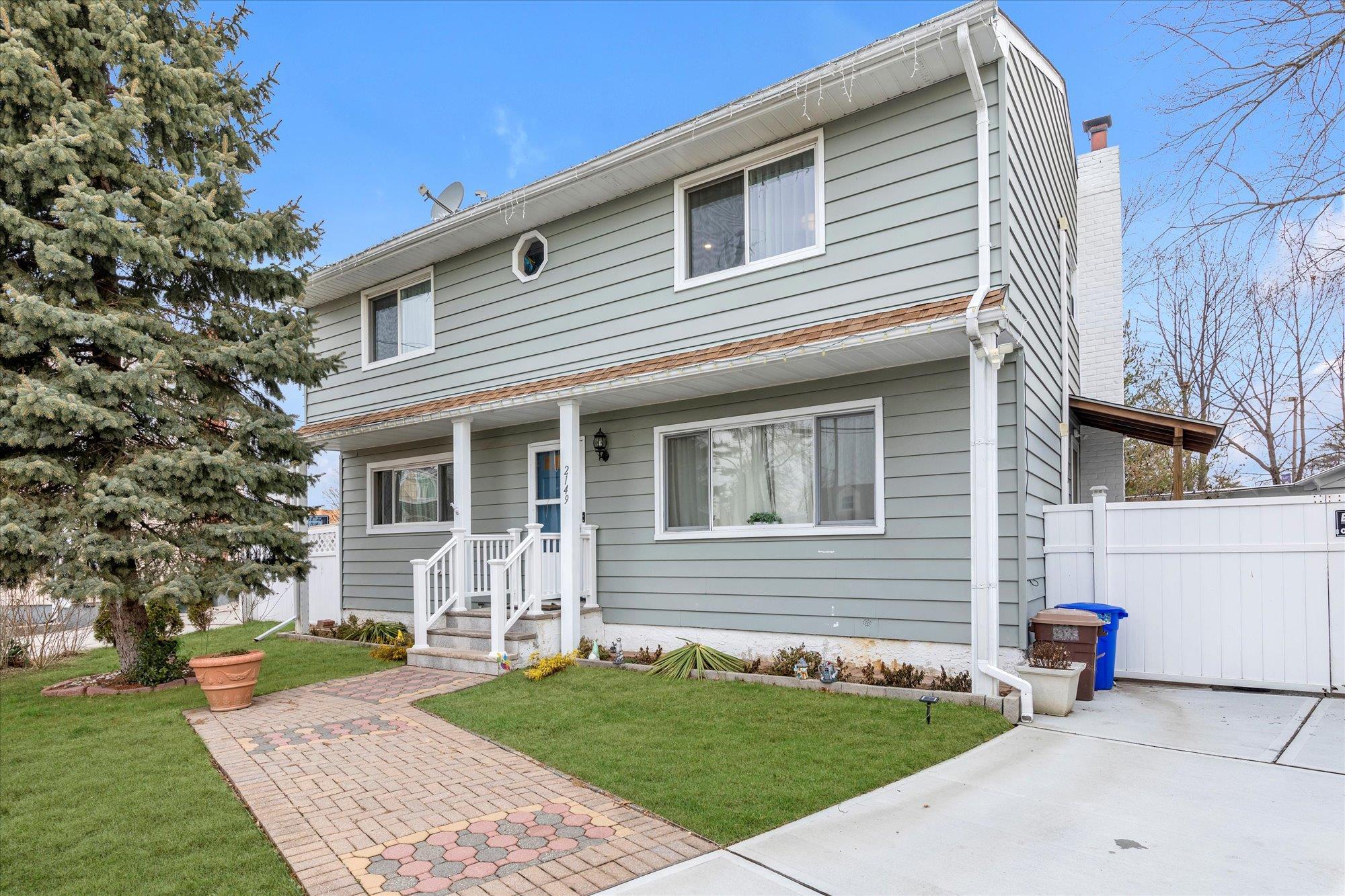 Jane Ct, East Meadow, NY 11554