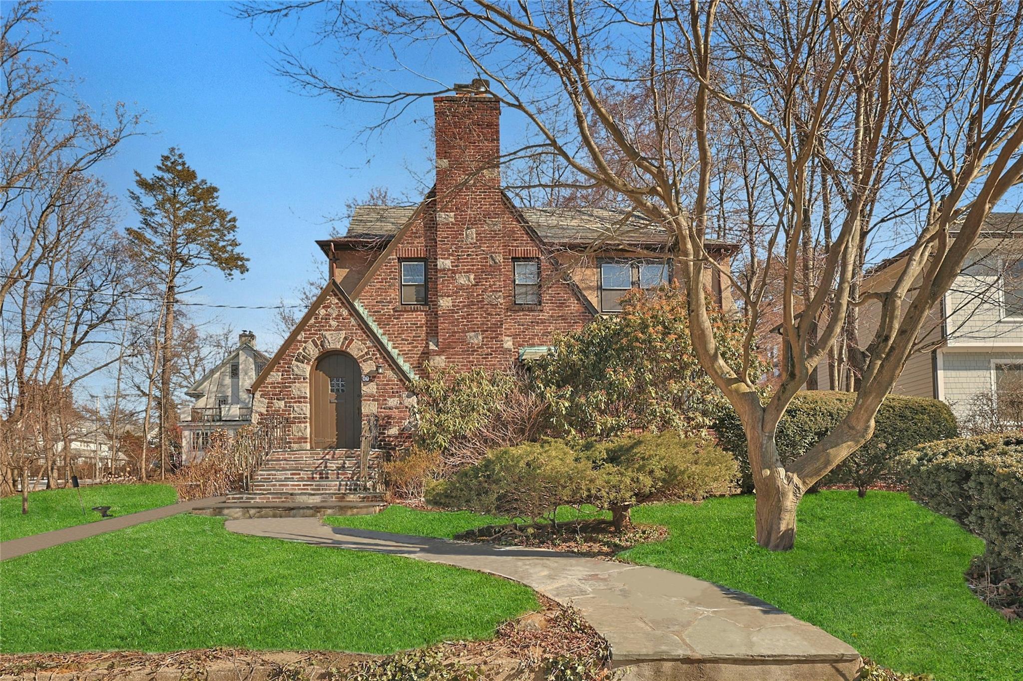 Holly Dr, New Rochelle, NY 10801