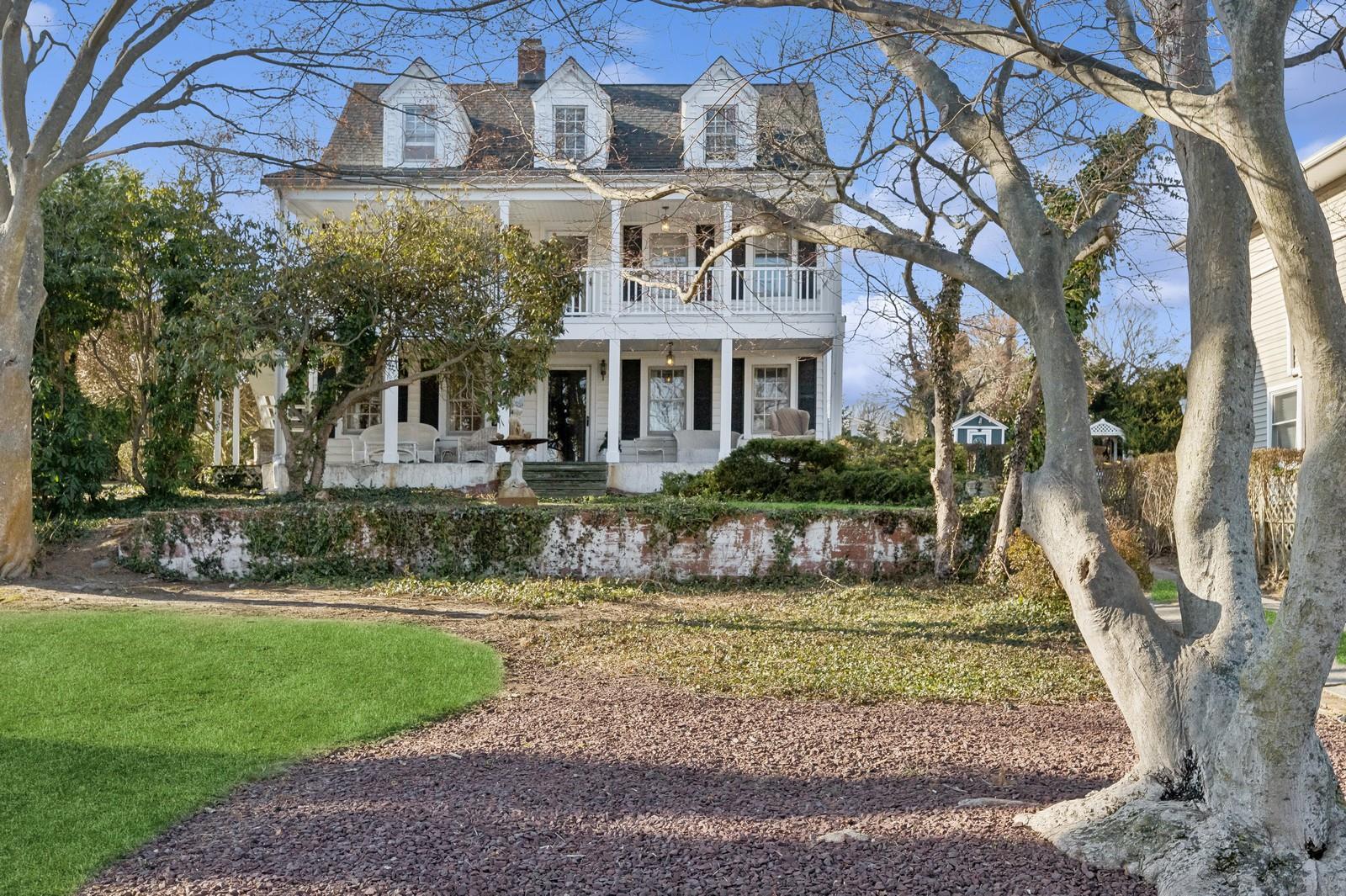 Ellis Ave, Northport, NY 11768