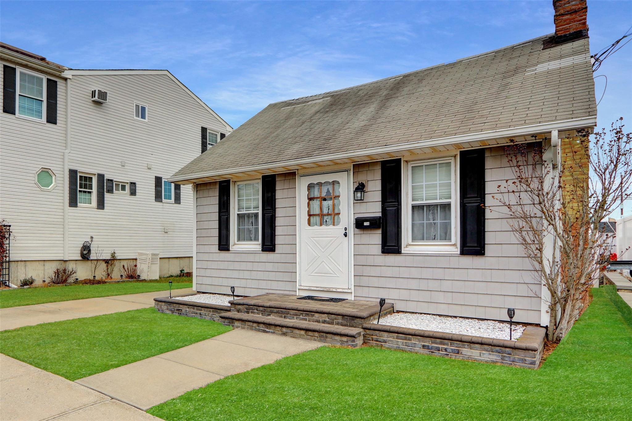 S 8th St, Lindenhurst, NY 11757