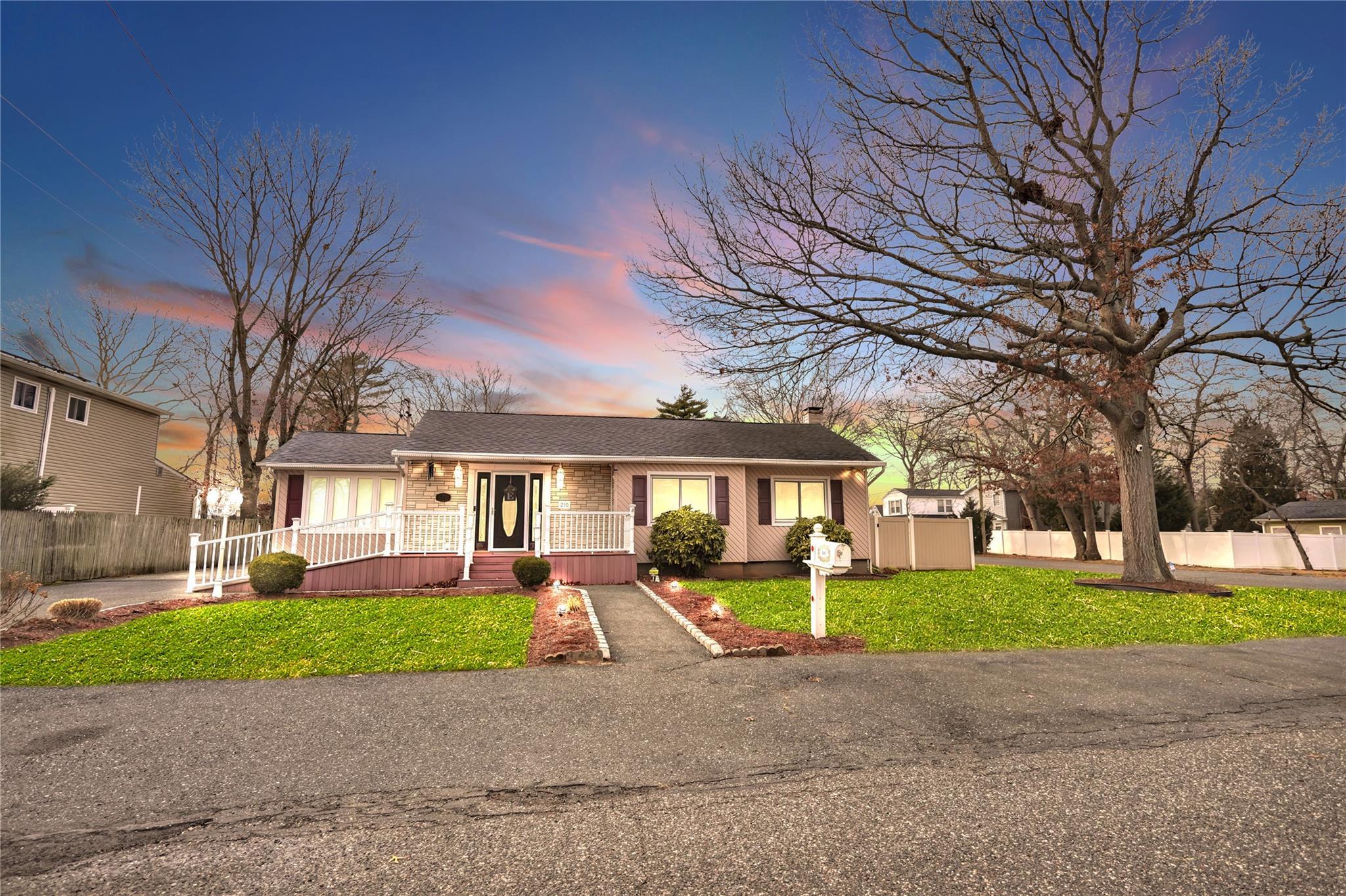 Woodycrest Dr, Holtsville, NY 11742