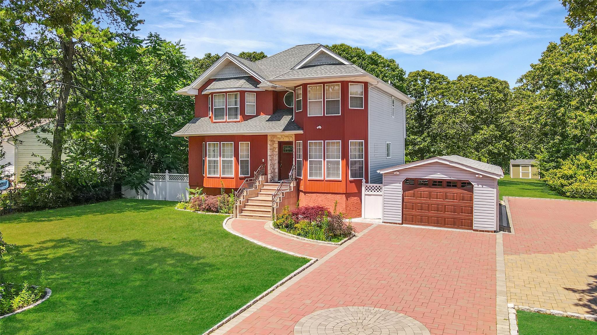 Hollywood Ave, Selden, NY 11784