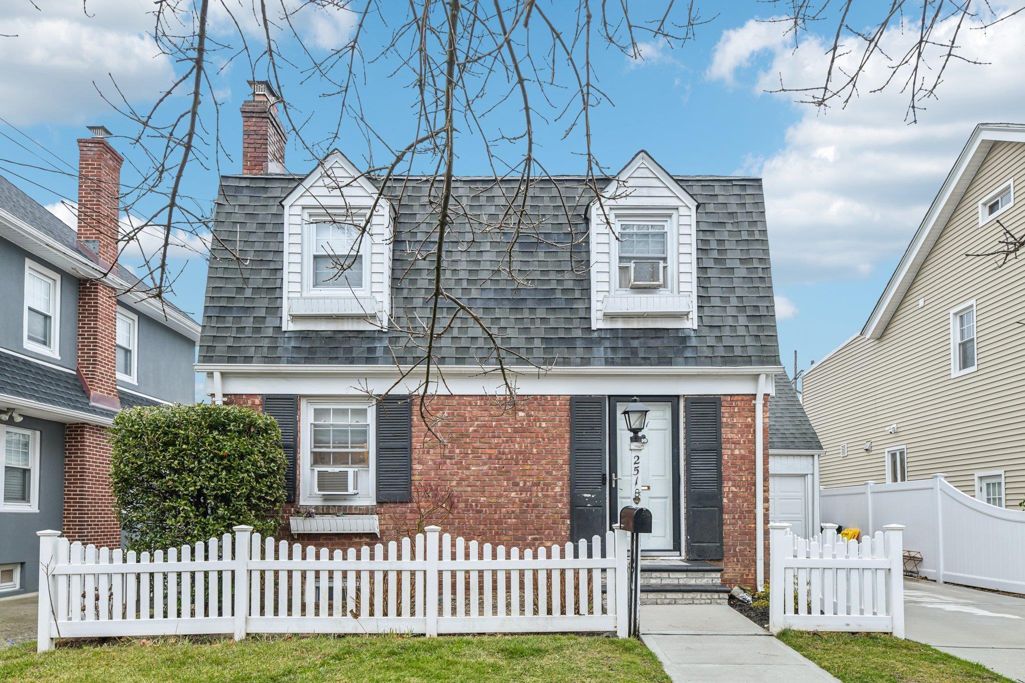 E Argyle St, Valley Stream, NY 11580