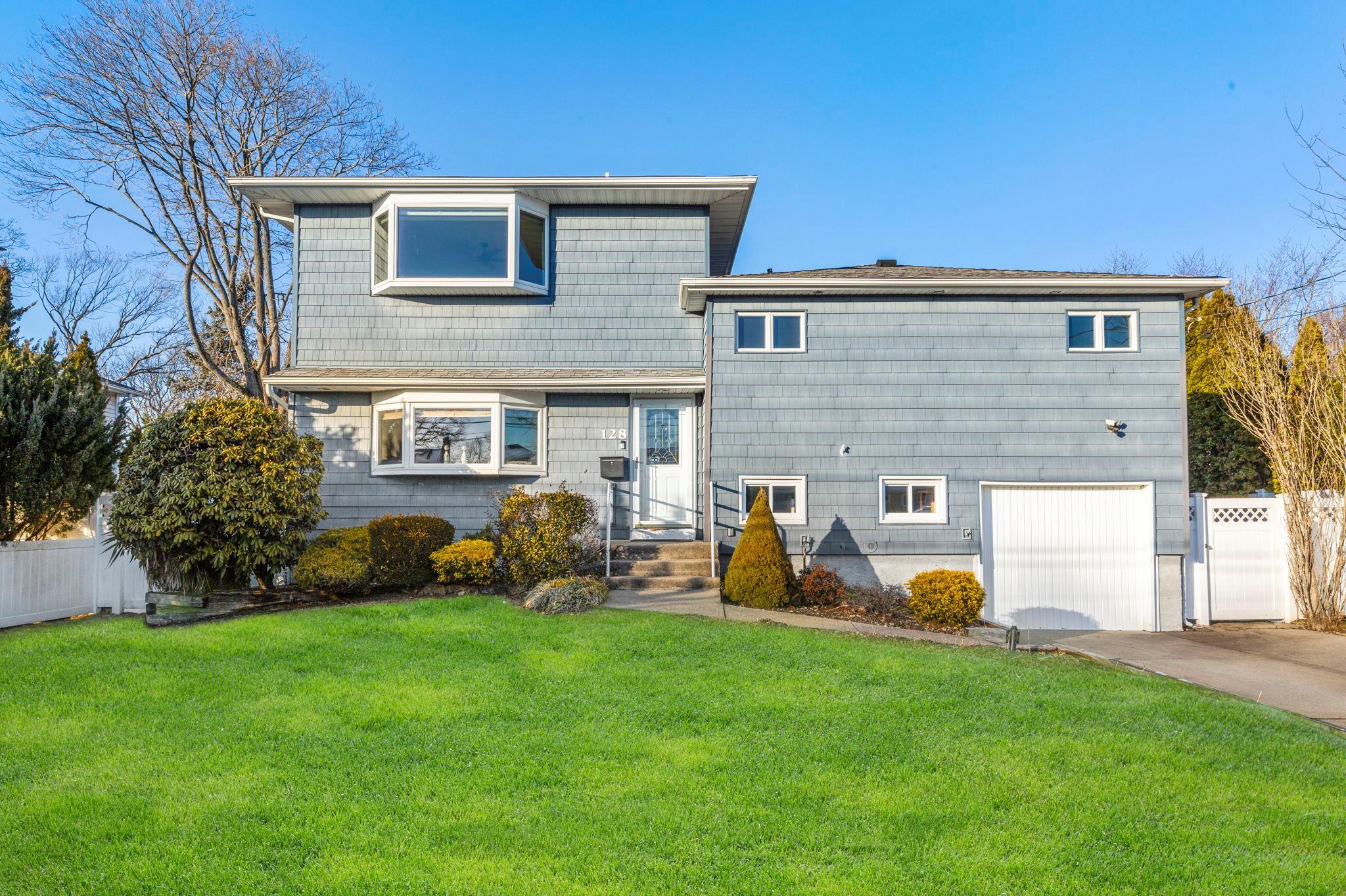 N John St, Massapequa, NY 11758