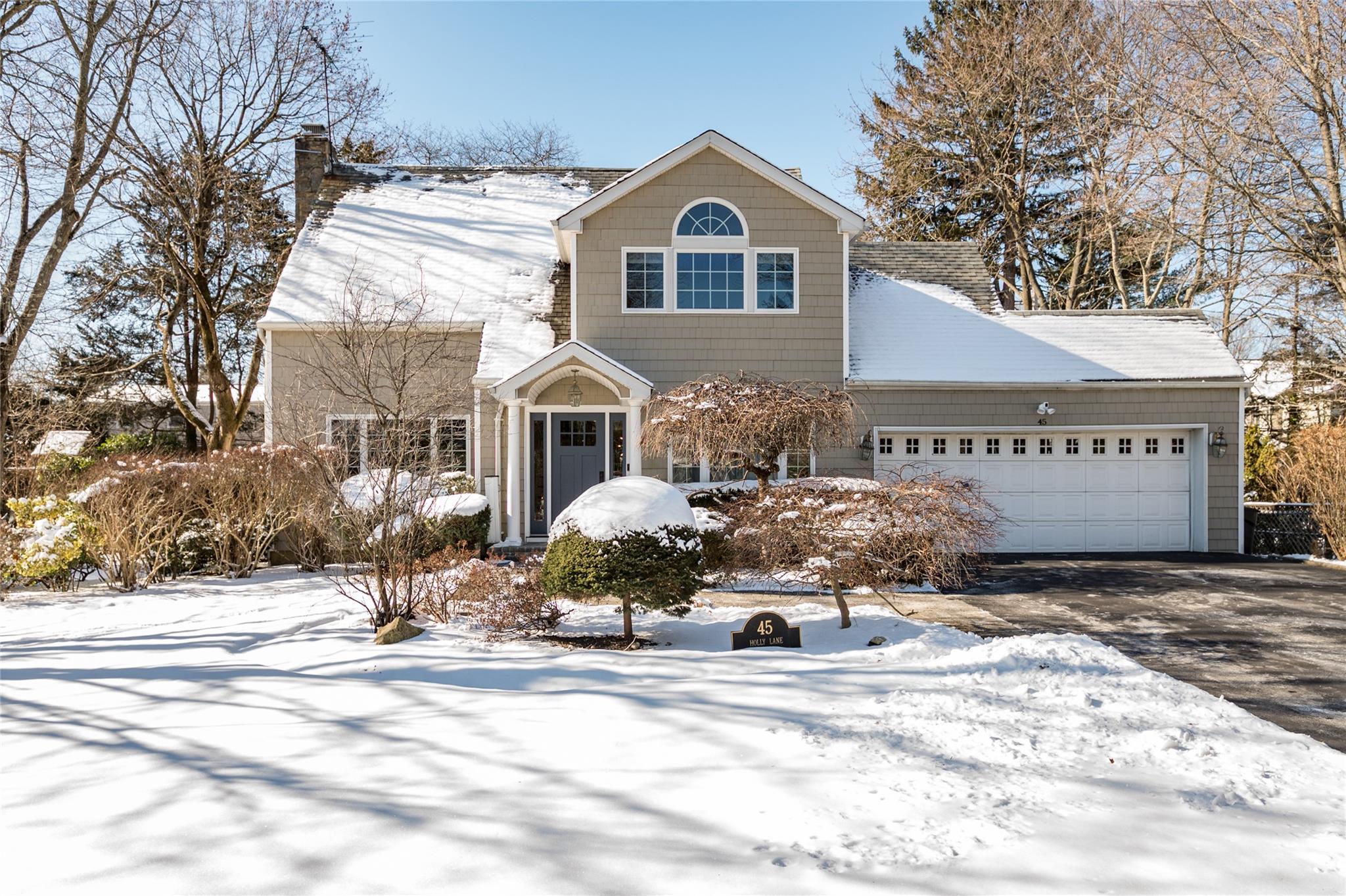 Holly Ln, Roslyn Heights, NY 11577