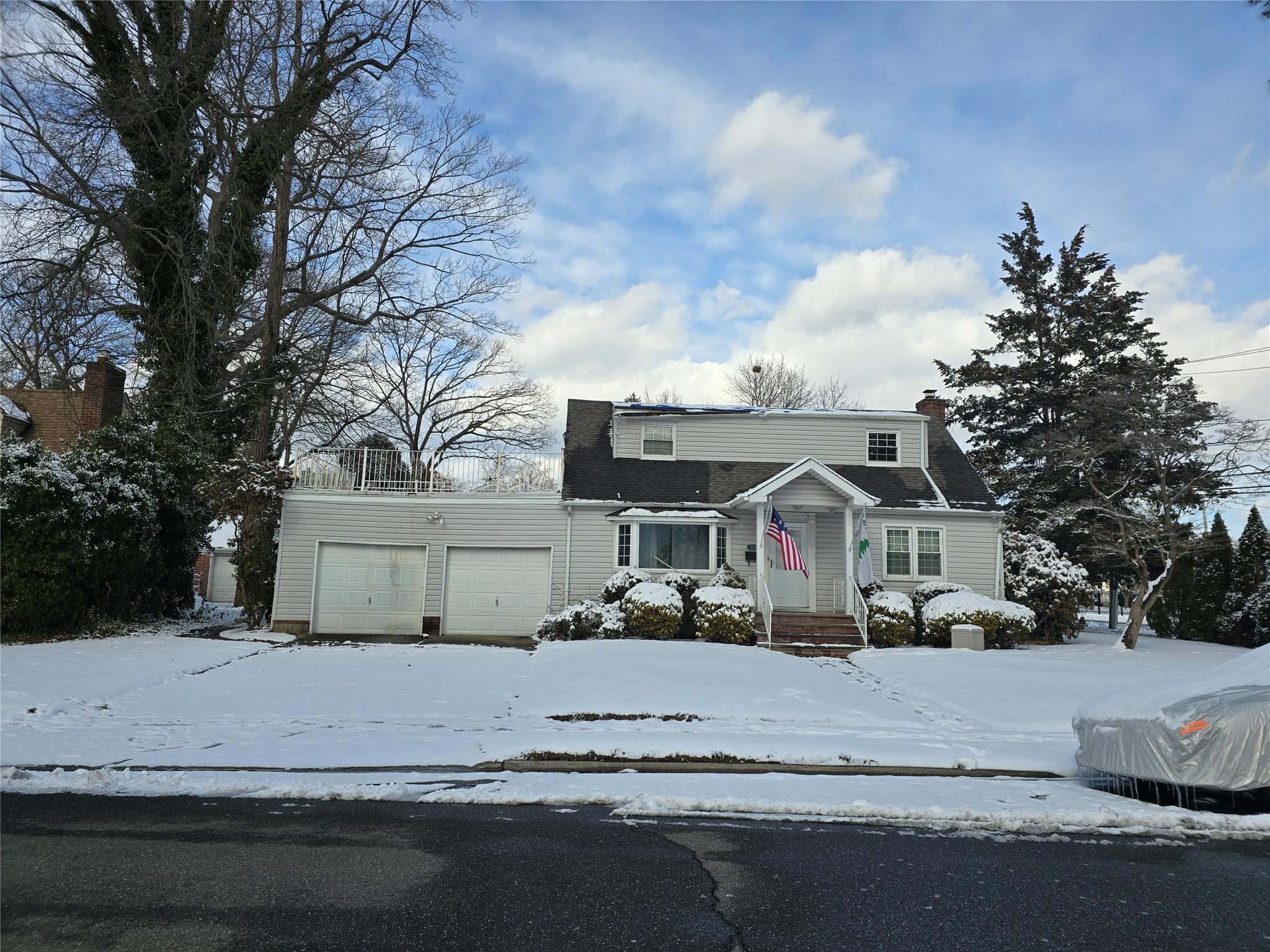Elm St, Roslyn Heights, NY 11577