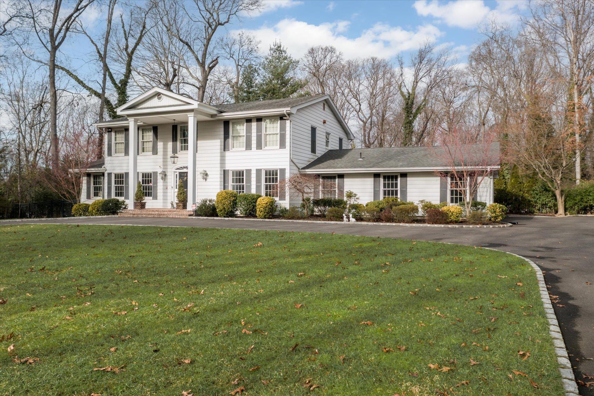 Farmington Ln, Melville, NY 11747