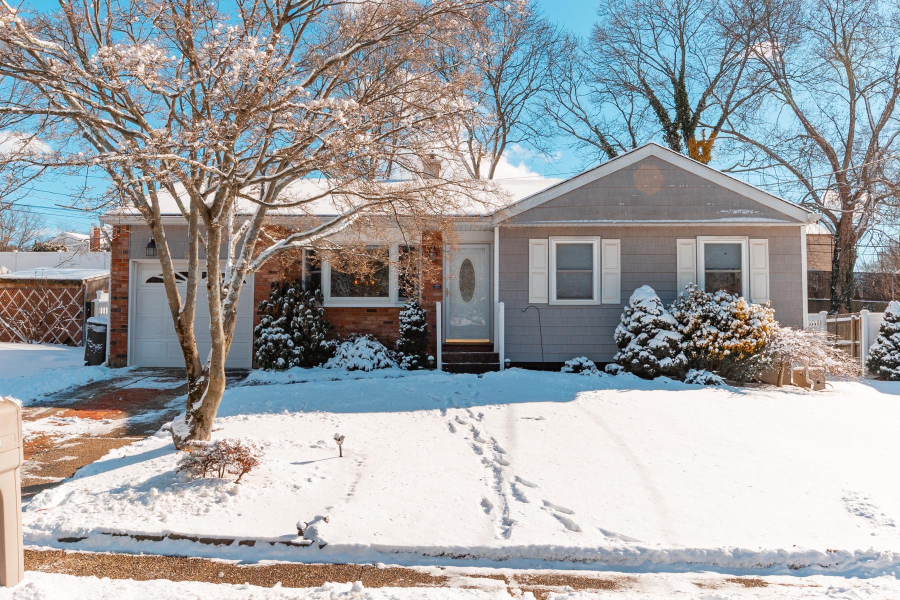 Longstreet Dr, Lake Grove, NY 11755