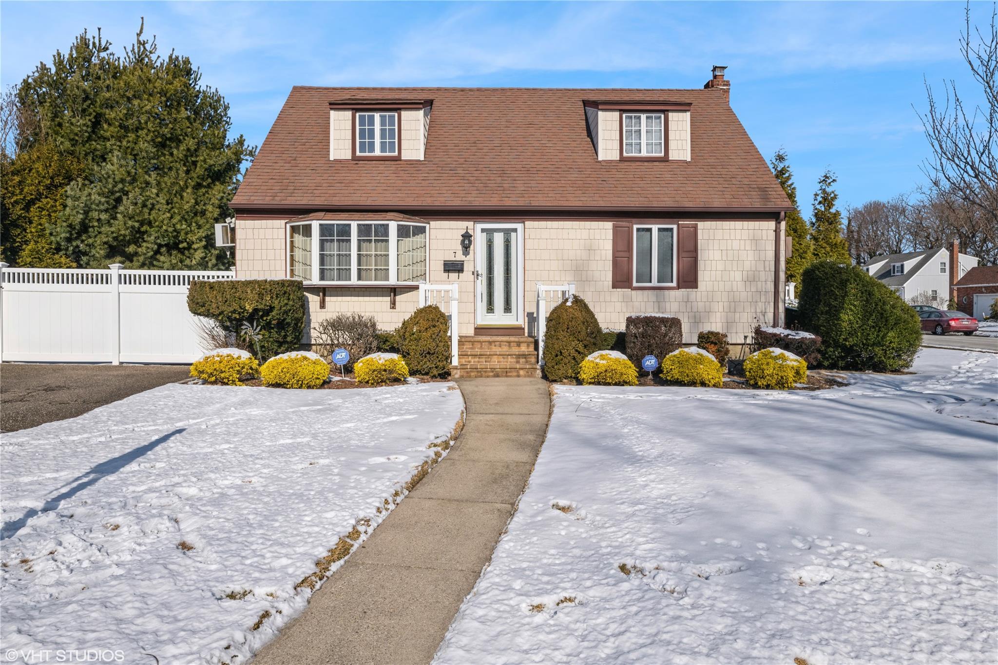 Dover Ln, Farmingdale, NY 11735