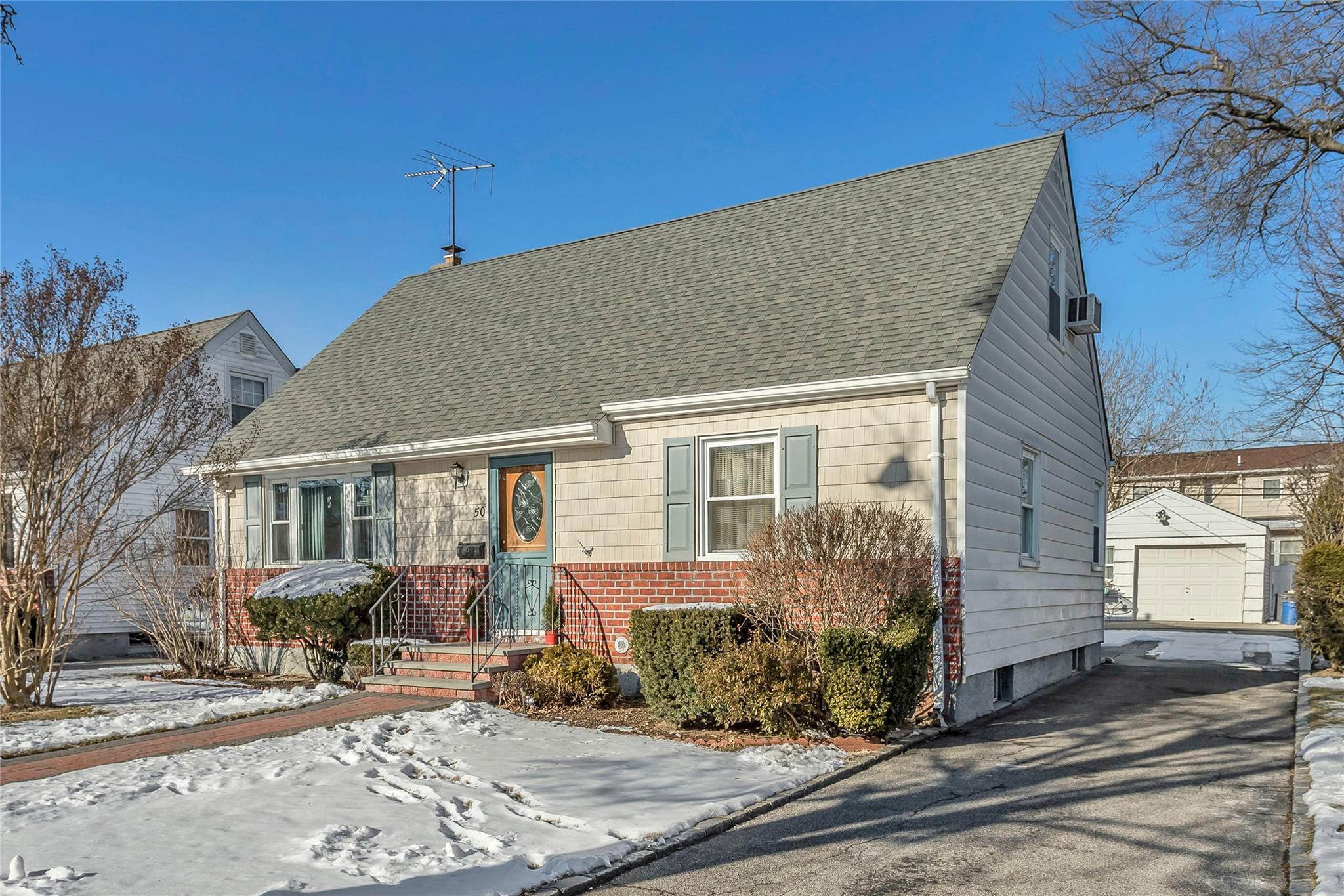 Rhodes Dr, New Hyde Park, NY 11040