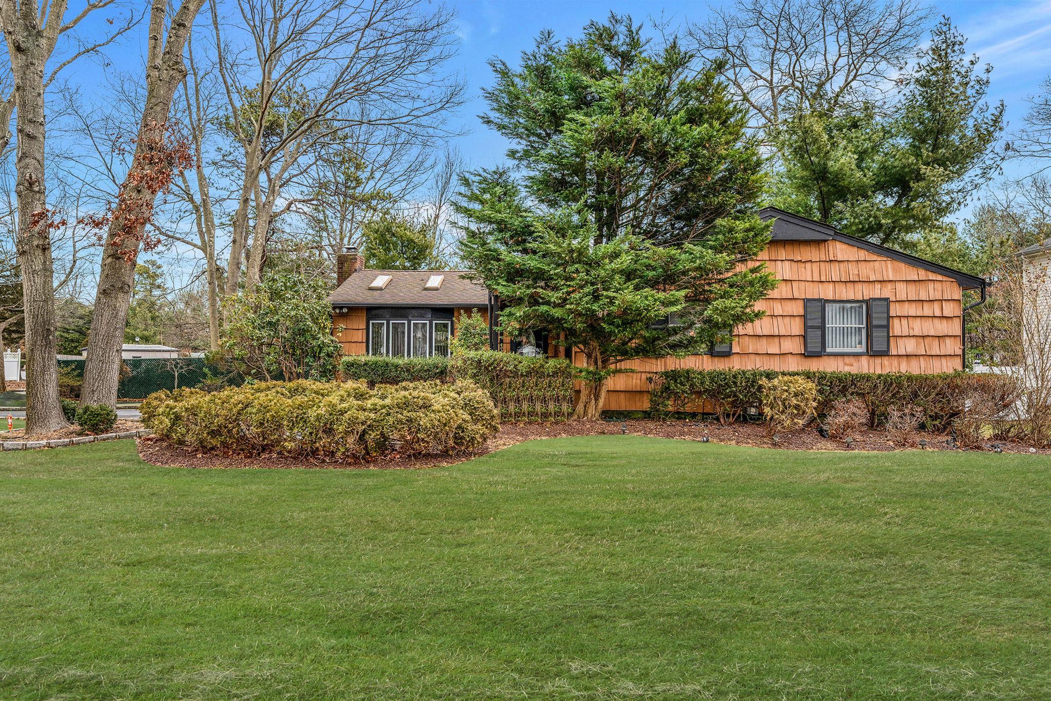 Mildred Ct, Nesconset, NY 11767