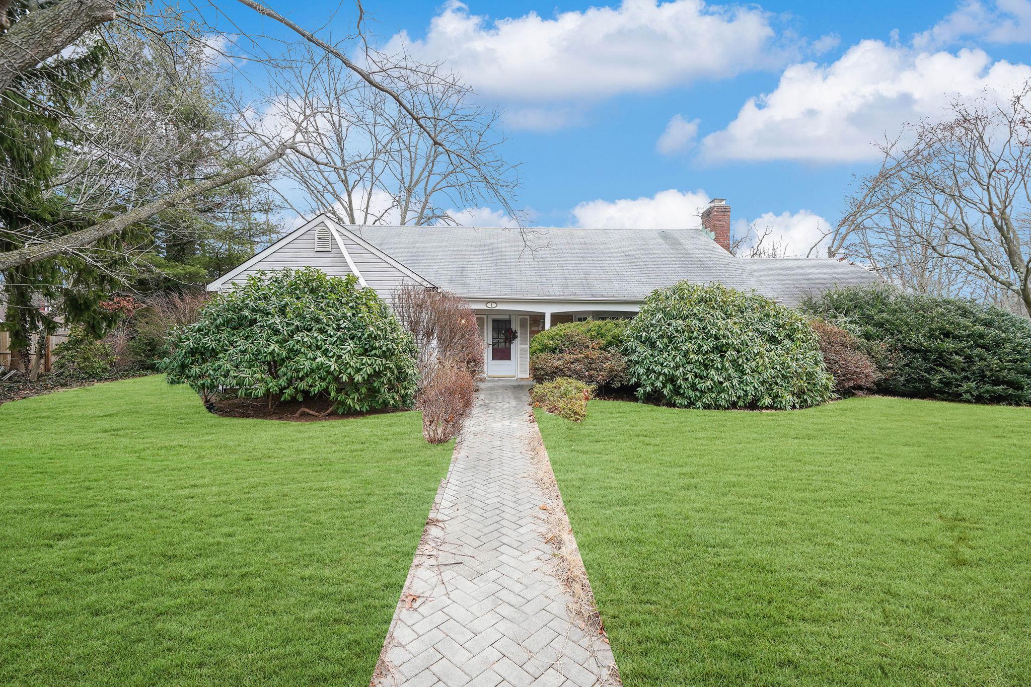 Saywood Ln, Stony Brook, NY 11790