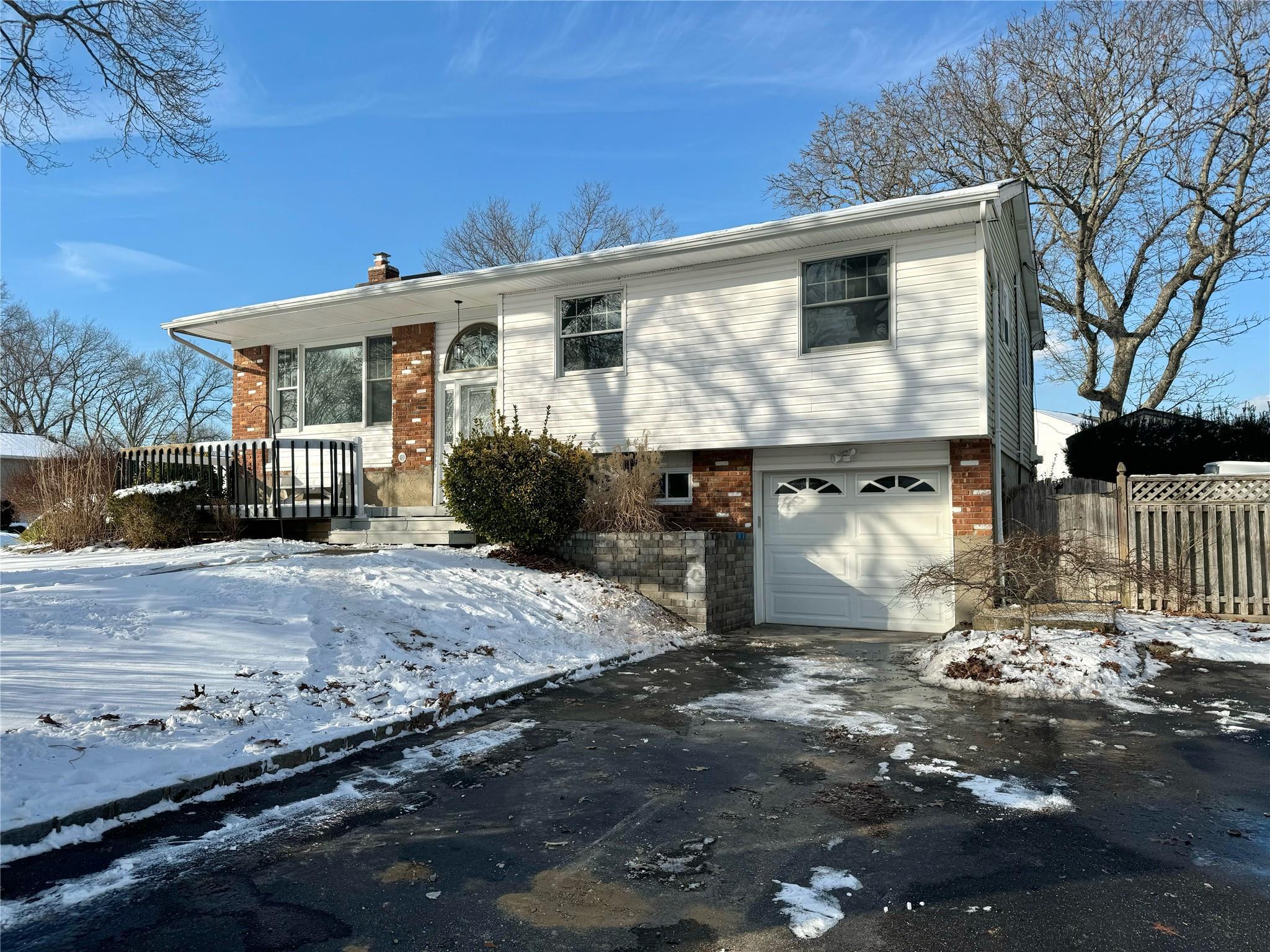Quaker Ln, Smithtown, NY 11787
