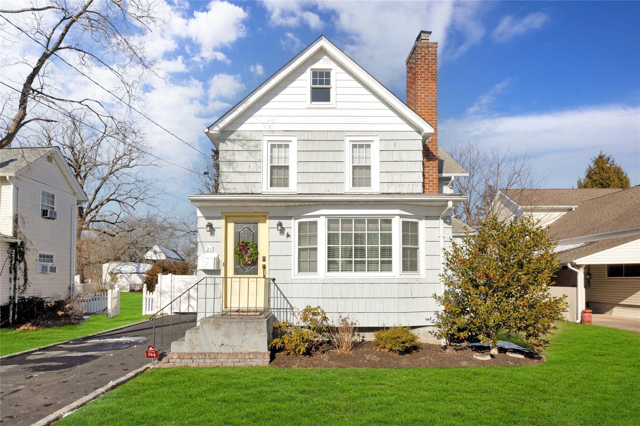 Elliot Pl, Islip, NY 11751