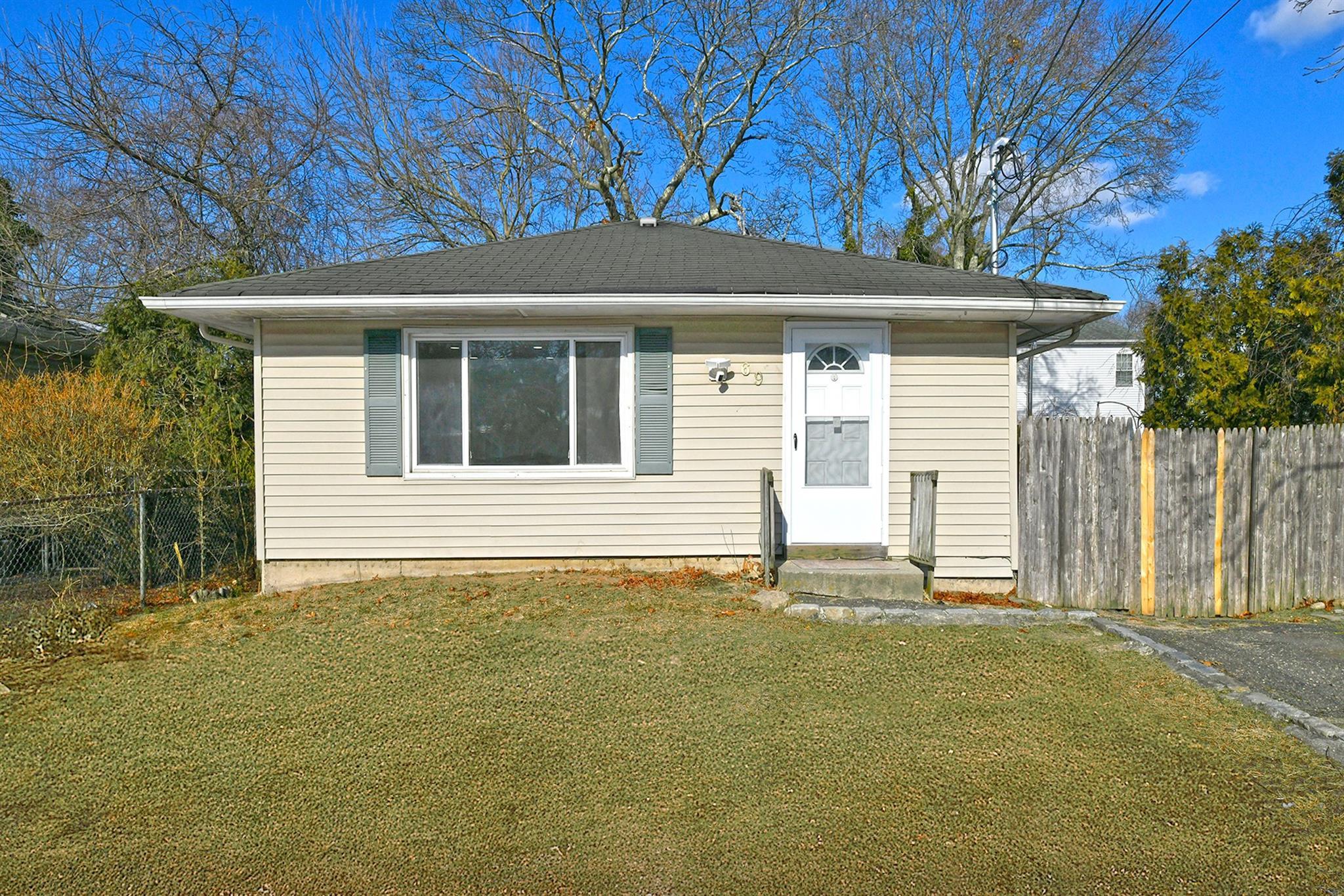 Pinewood Dr, Shirley, NY 11967