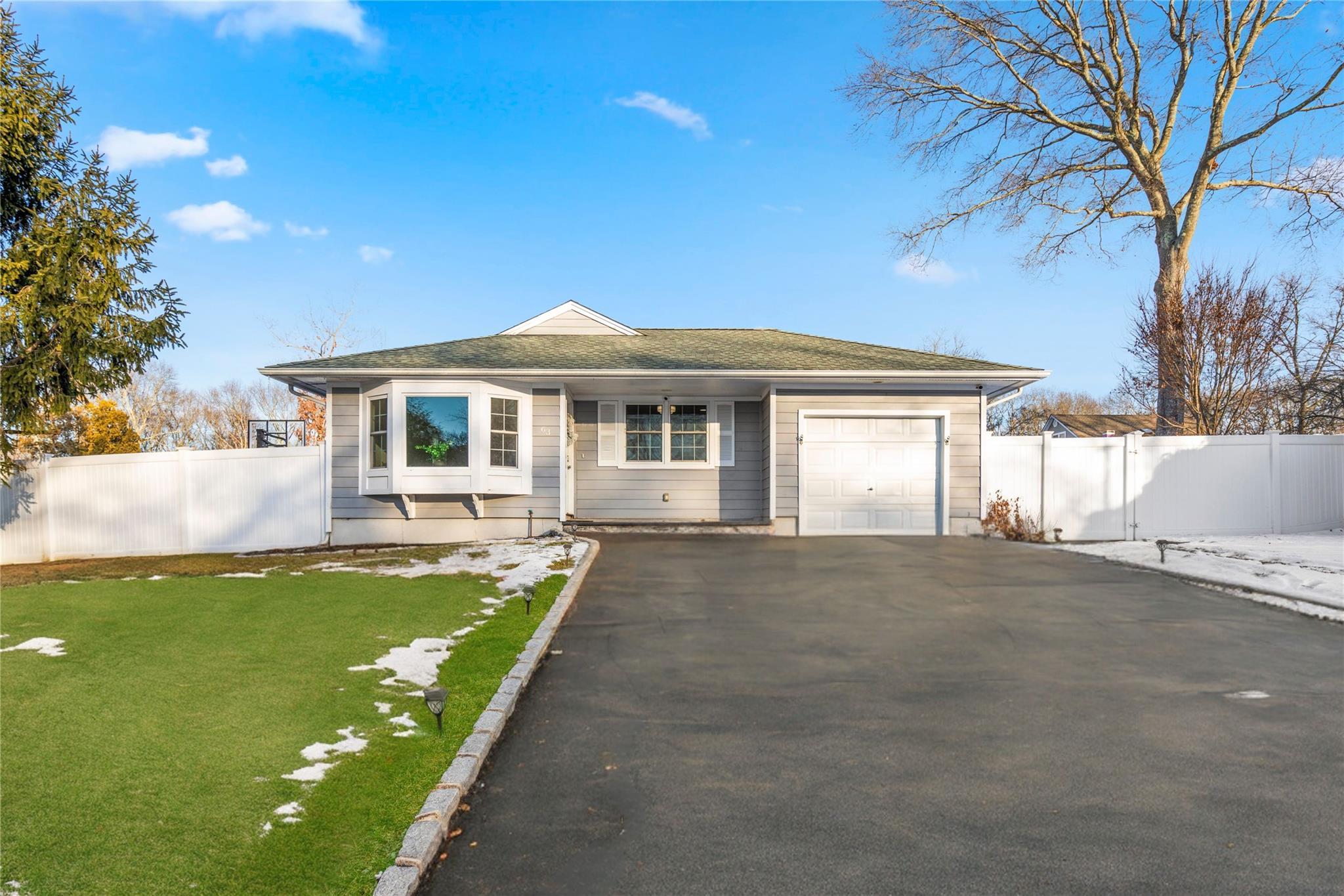 Orchard St, Manorville, NY 11949