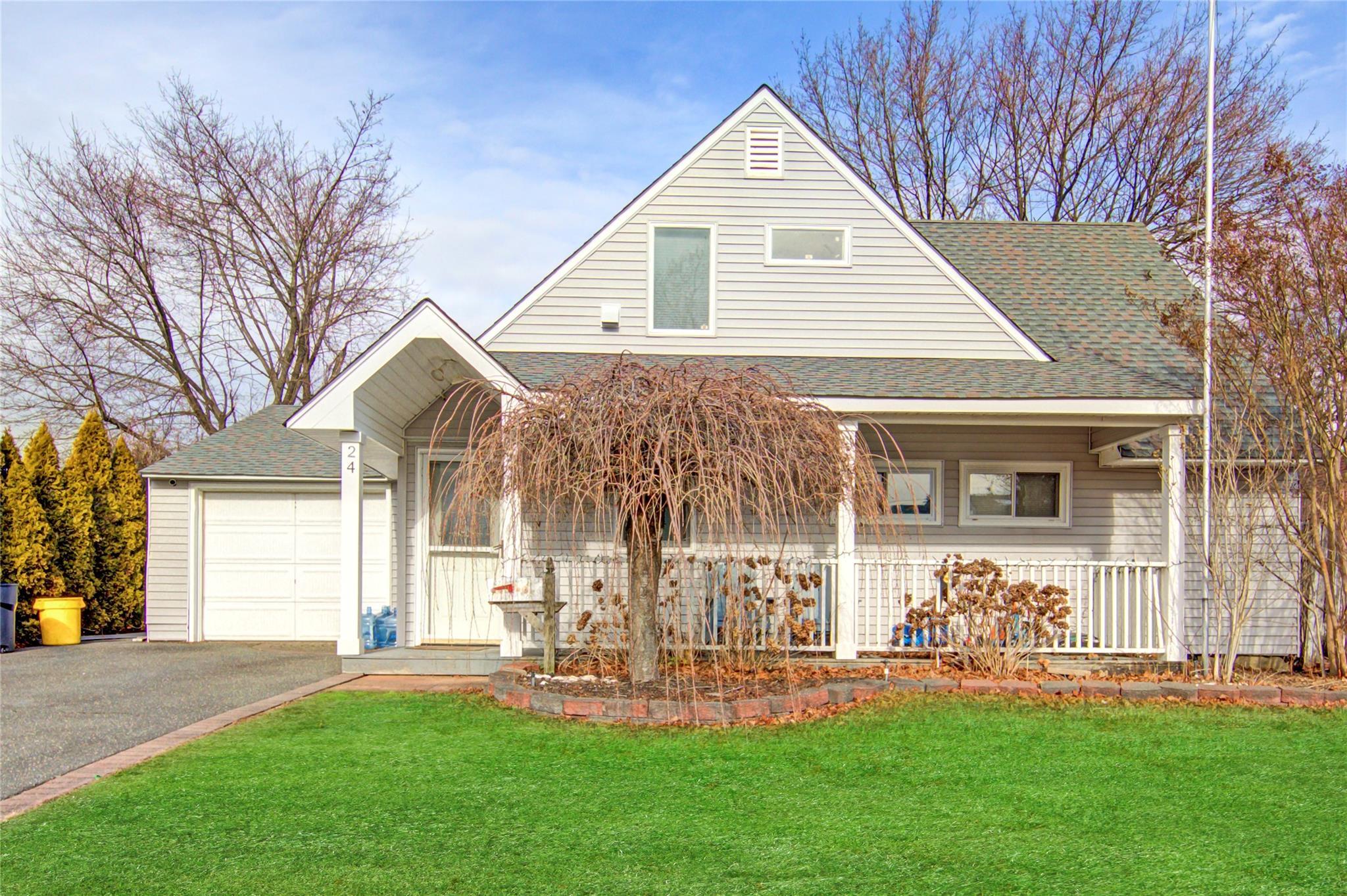 Bobwhite Ln, Hicksville, NY 11801