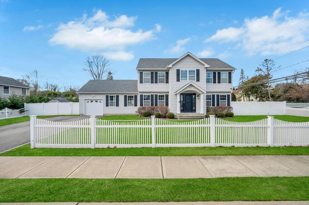 Greenwood Ave, East Islip, NY 11730