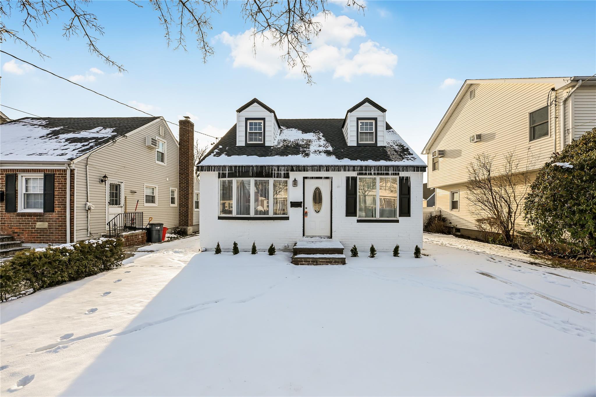 Pershing Pkwy, Mineola, NY 11501