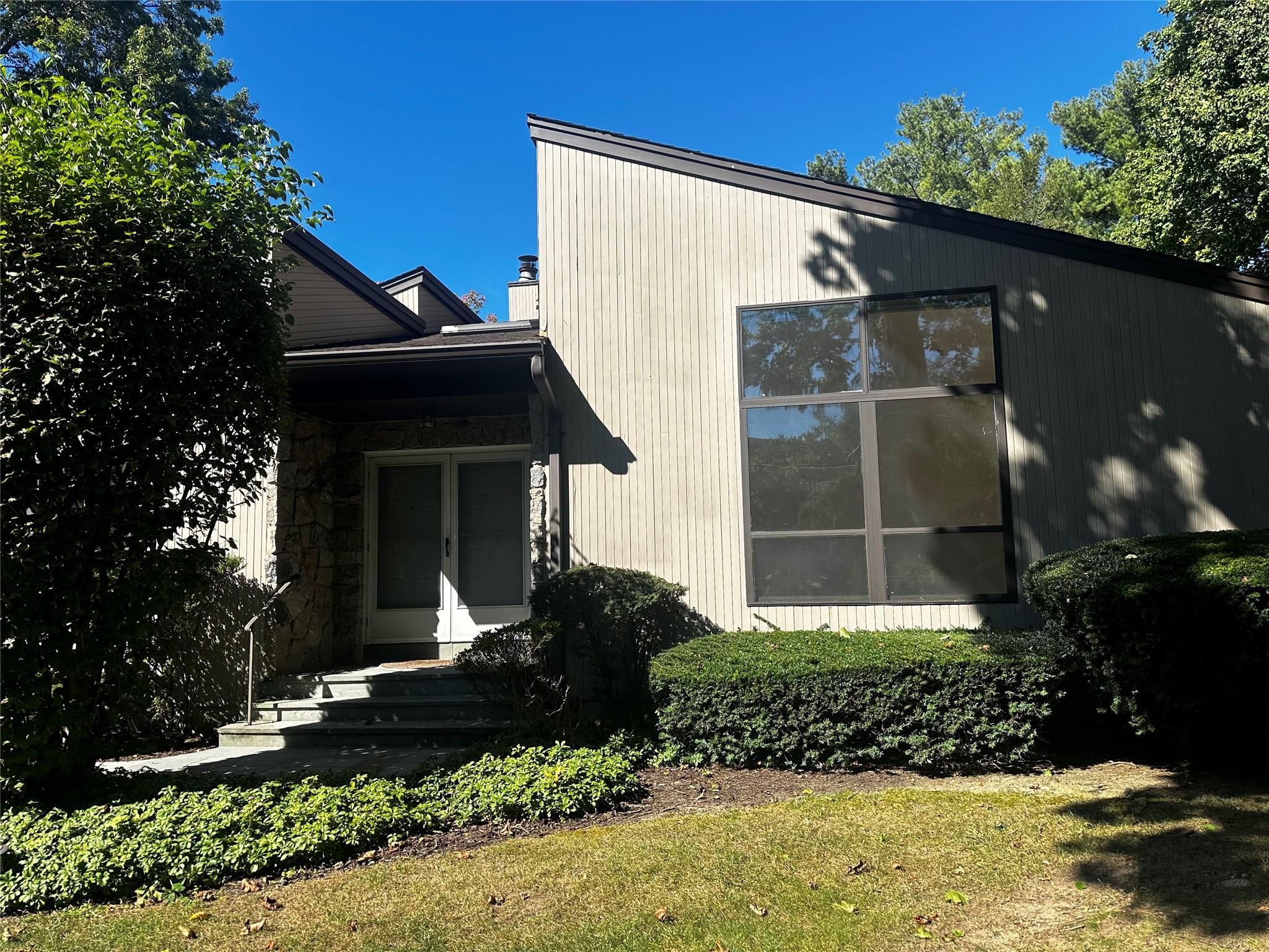 Doral Dr, Manhasset, NY 11030