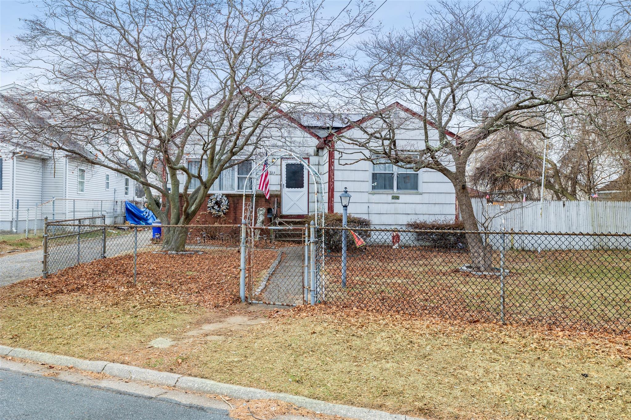 Colombo Ave, Copiague, NY 11726