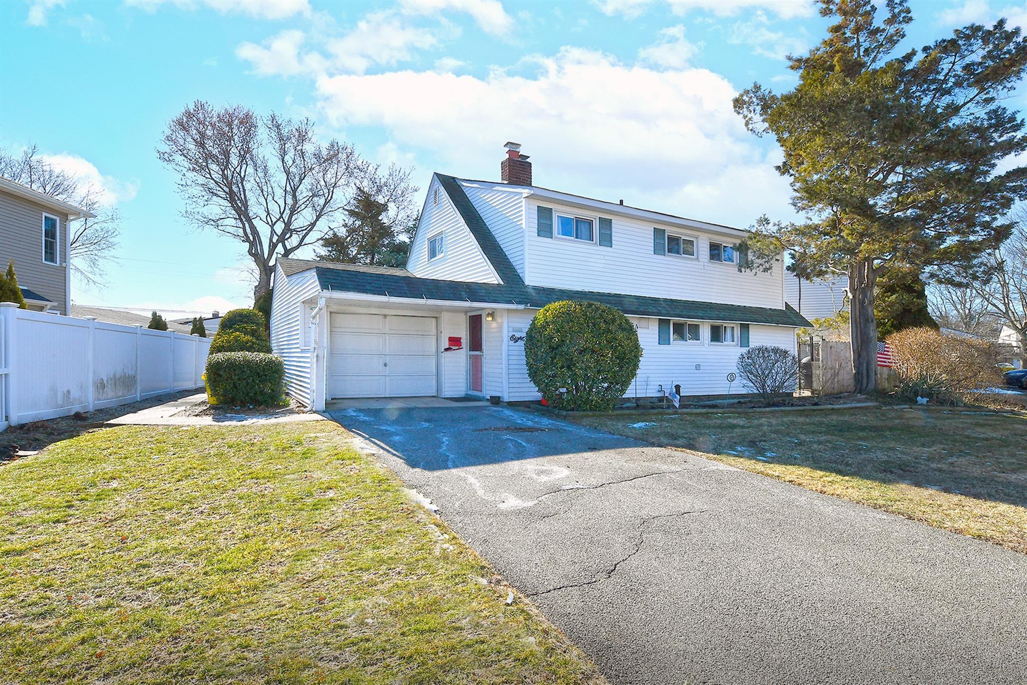 Autumn Ln, Hicksville, NY 11801