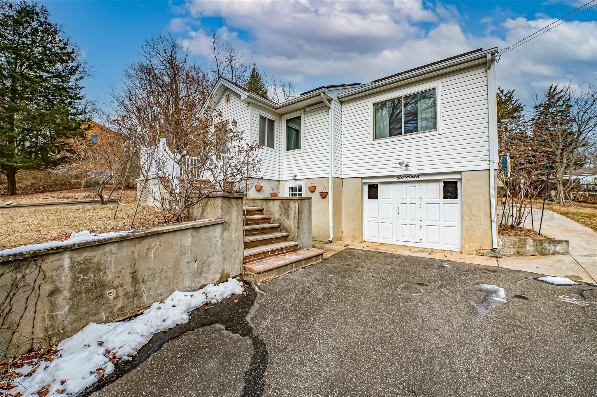 Sams Path, Rocky Point, NY 11778