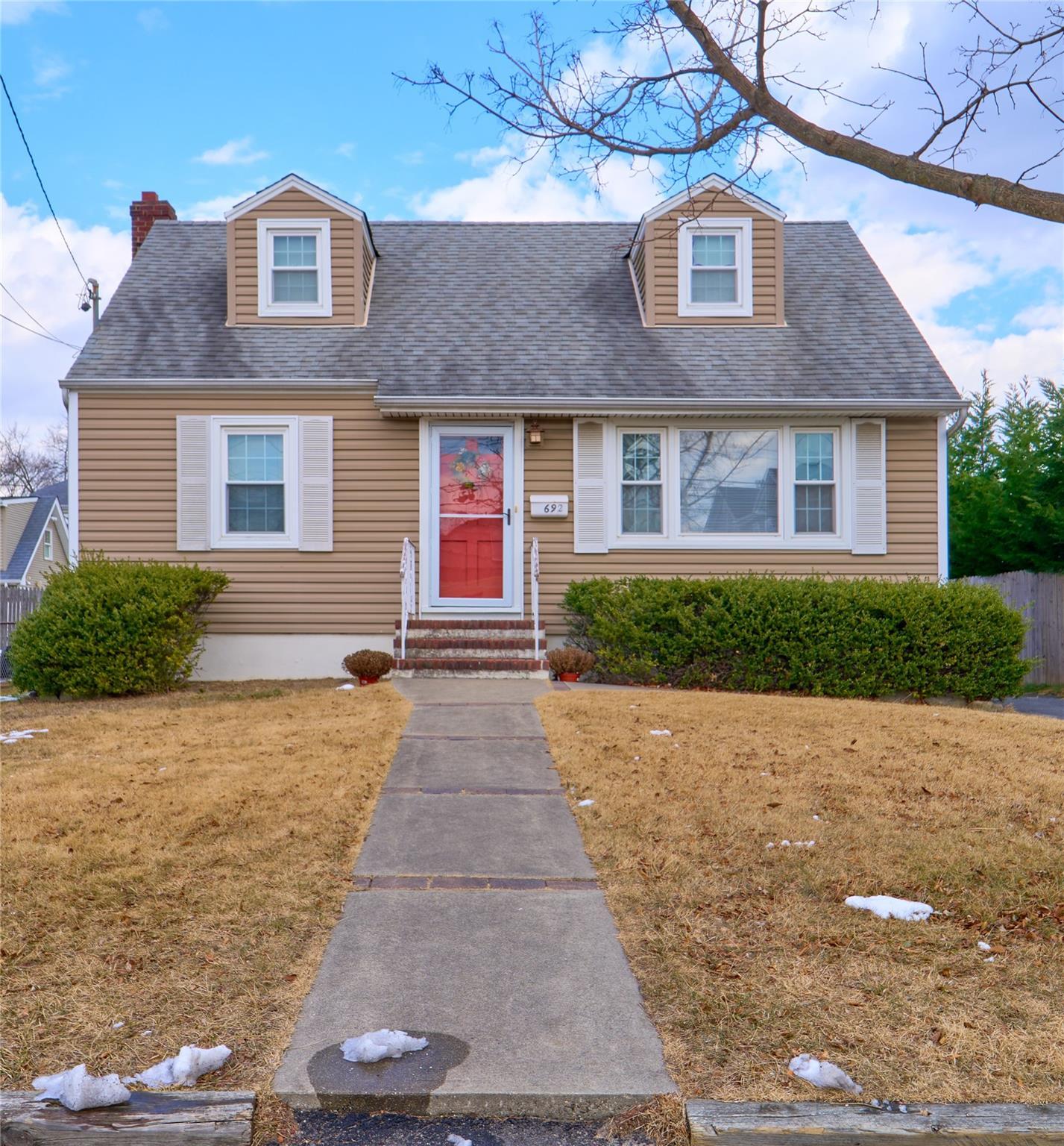 S 5th St, Lindenhurst, NY 11757