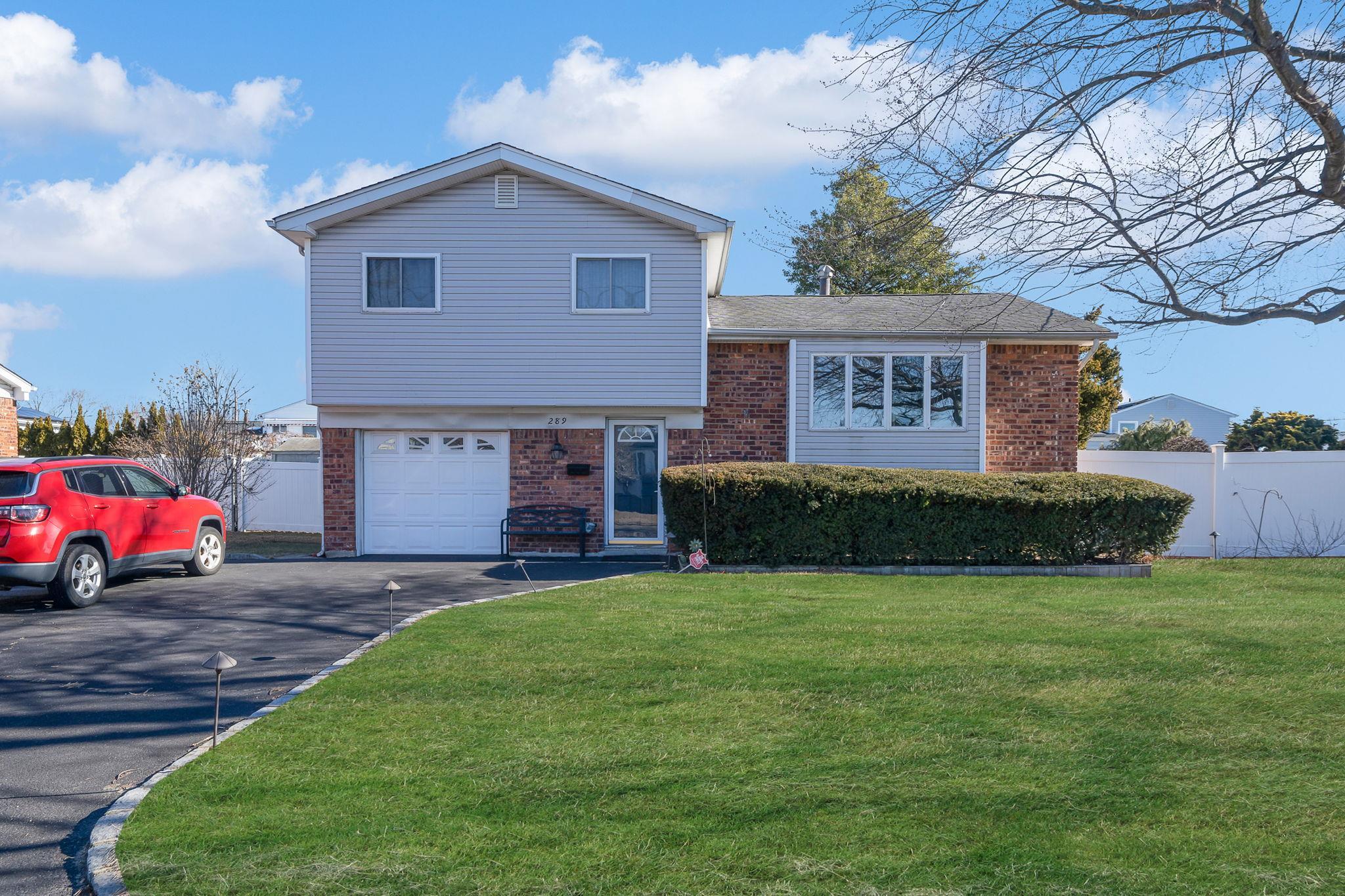 W 19th St, Deer Park, NY 11729