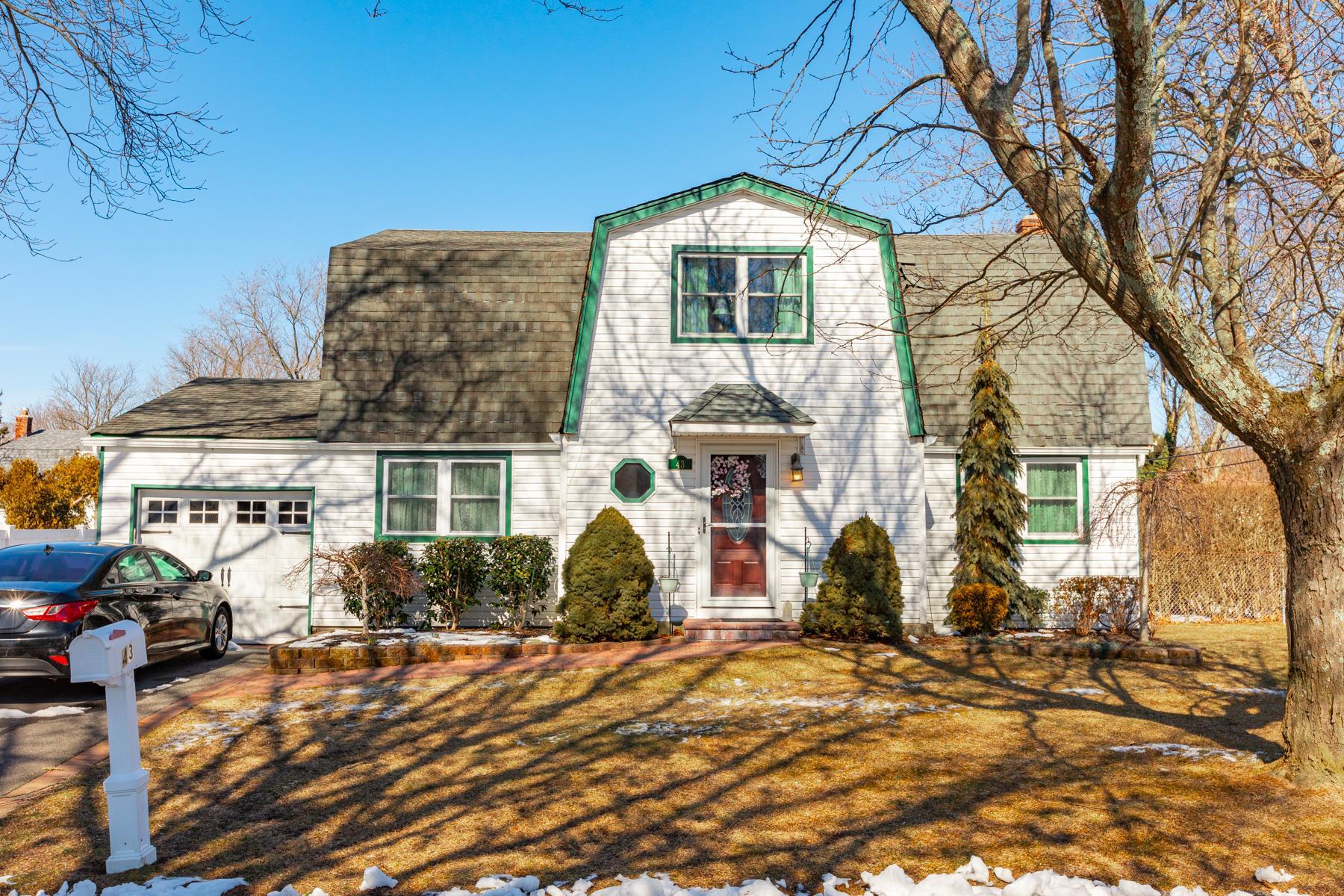 Rose St, Hauppauge, NY 11788