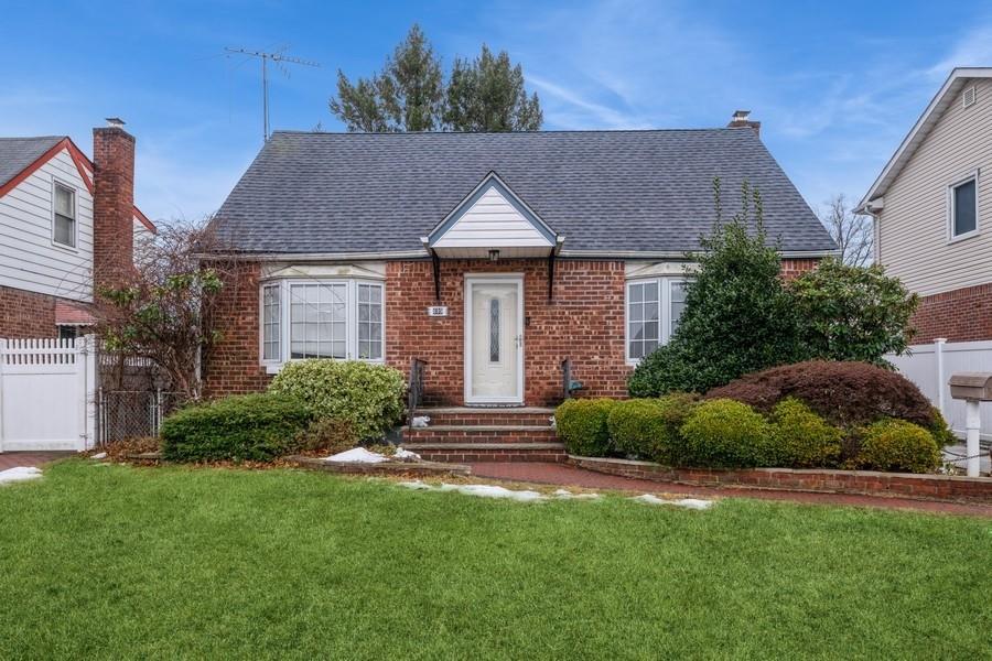 Oaks Dr, Franklin Square, NY 11010