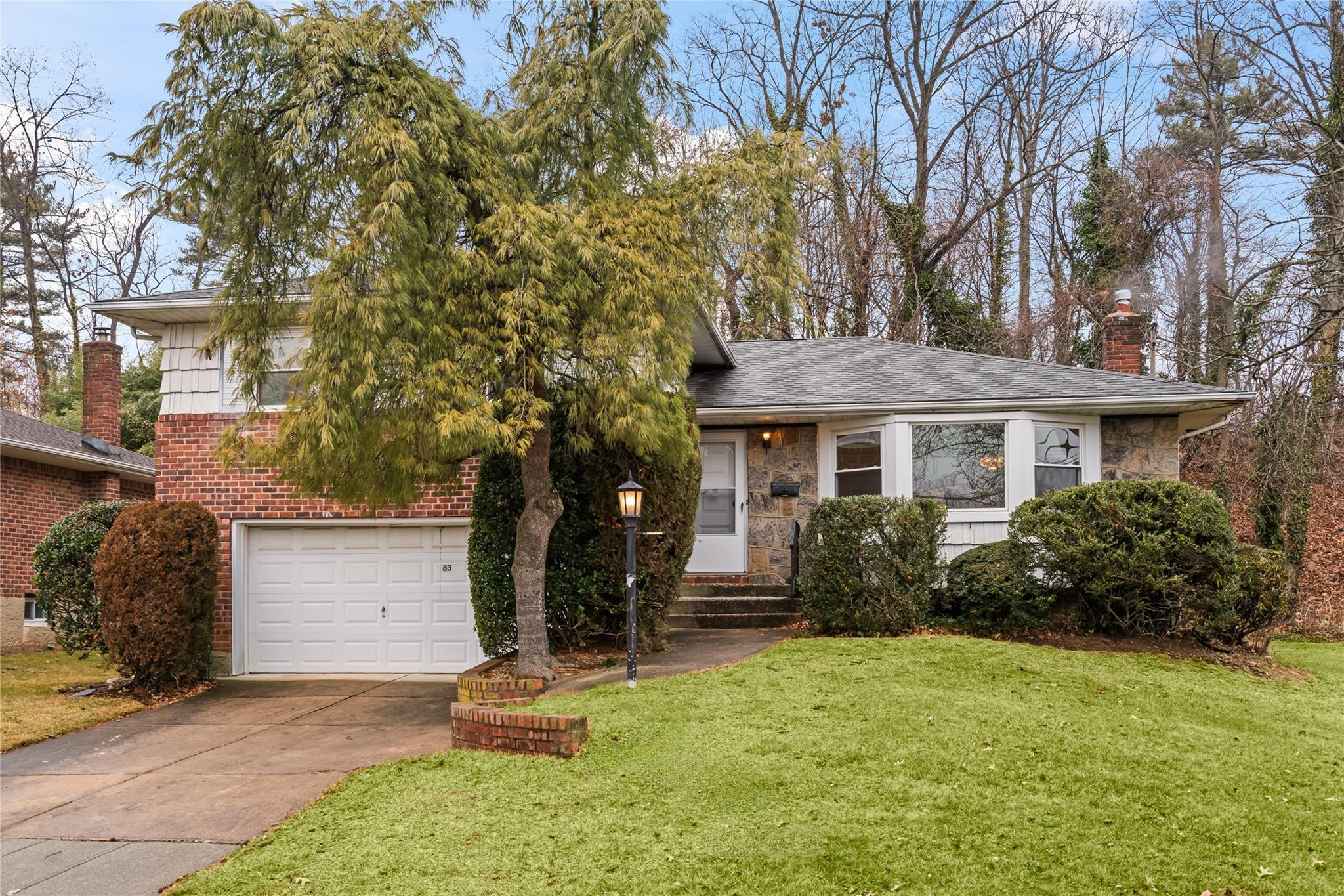 Stratford N, Roslyn Heights, NY 11577