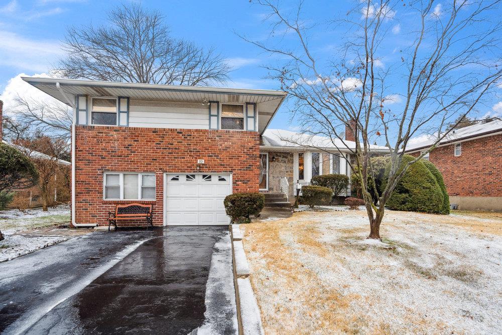 Berkley Ln, Syosset, NY 11791