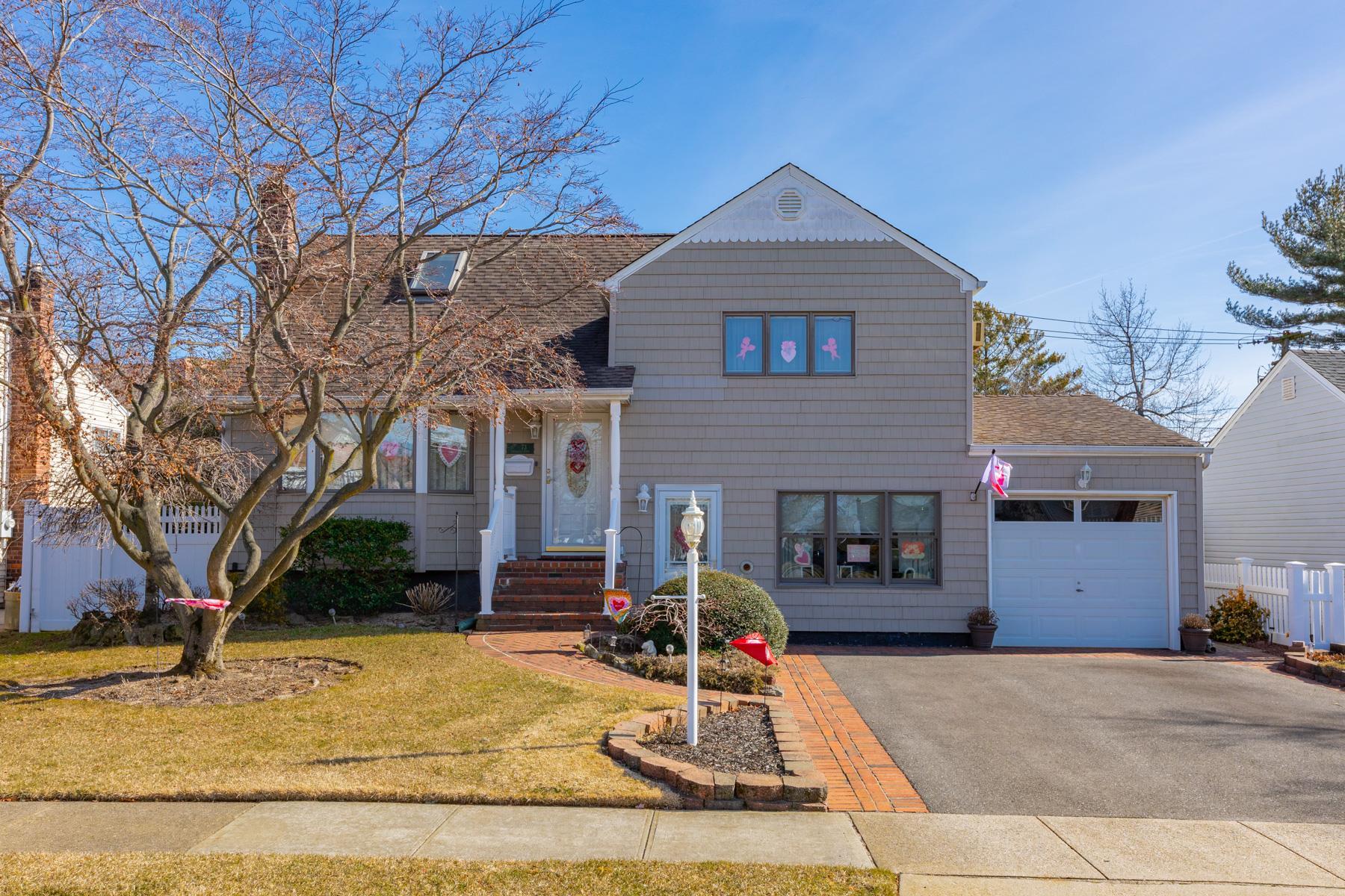 Eastgate Rd, Massapequa Park, NY 11762