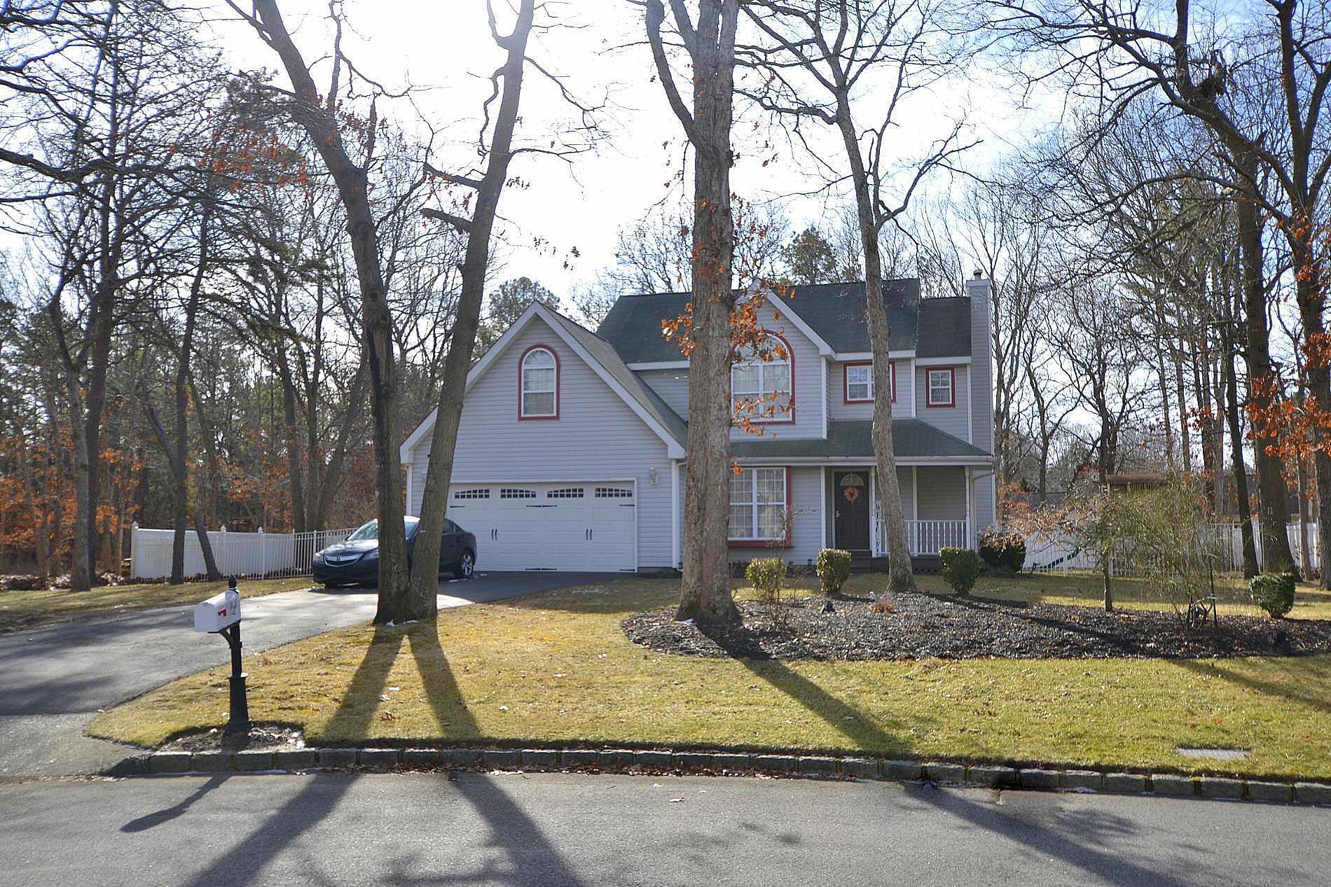 Elizabeth Way, Ridge, NY 11961