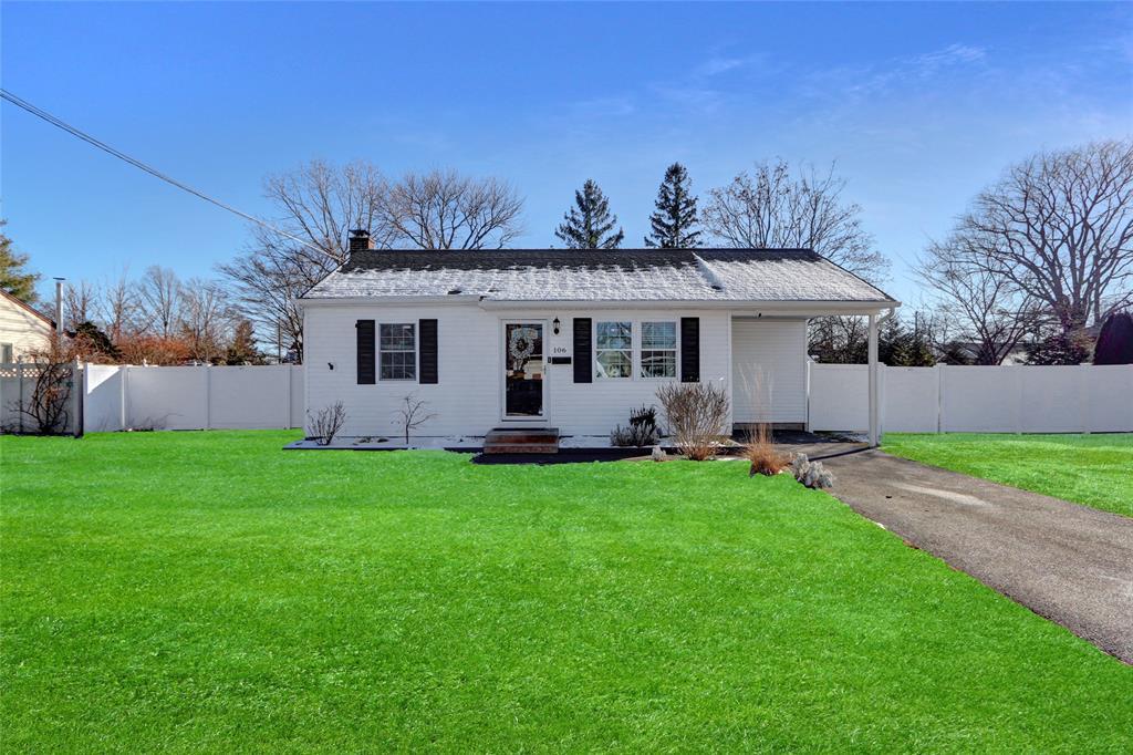 E Madison St, East Islip, NY 11730