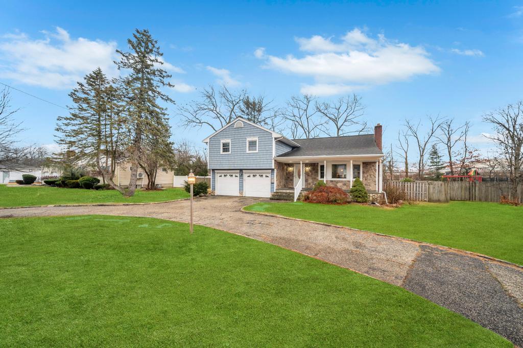 Higgins St, North Babylon, NY 11703