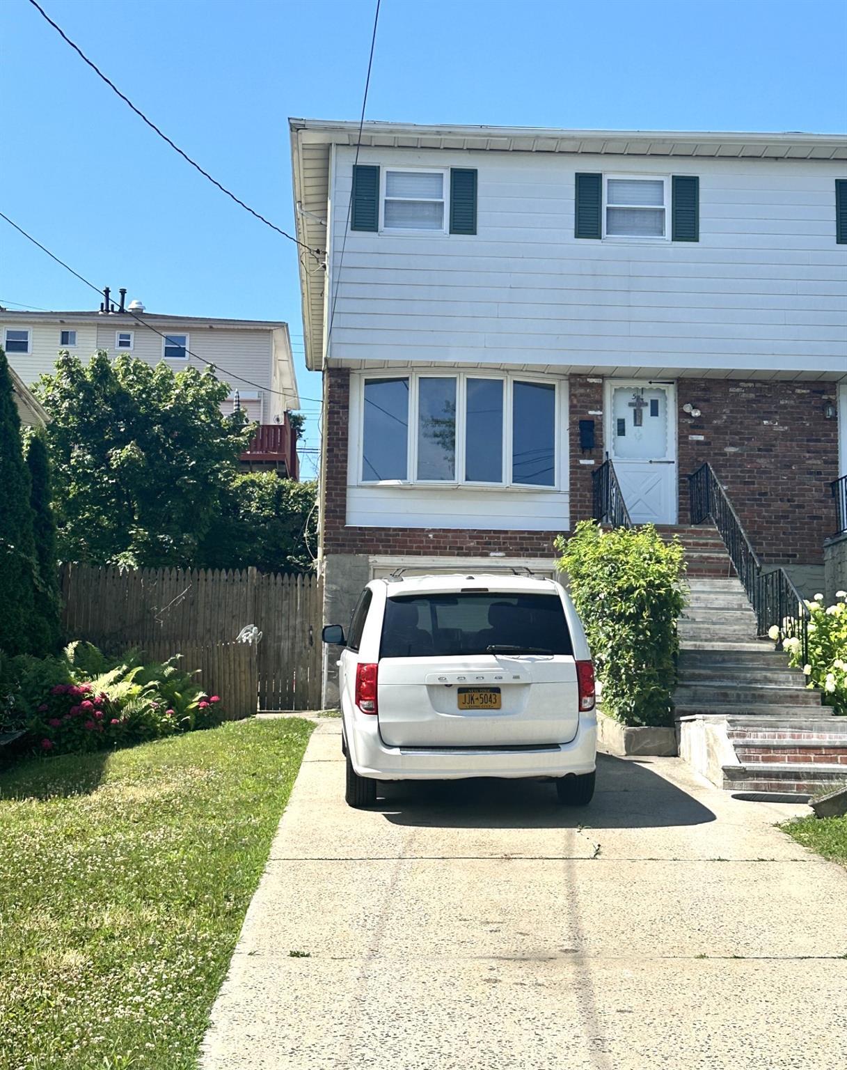 Valerie Dr, Yonkers, NY 10703