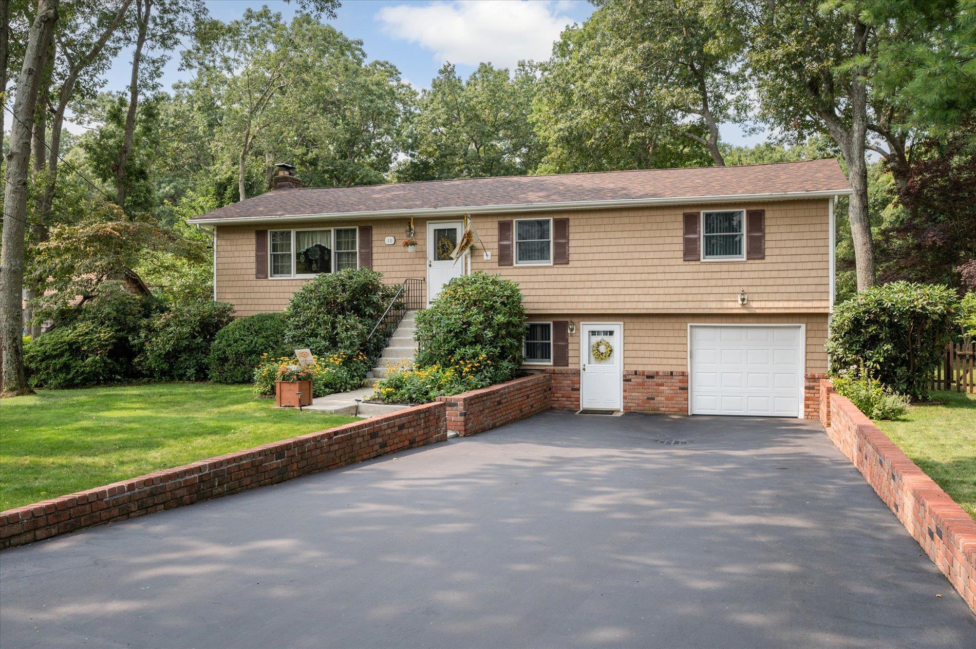 Howe Rd, Coram, NY 11727