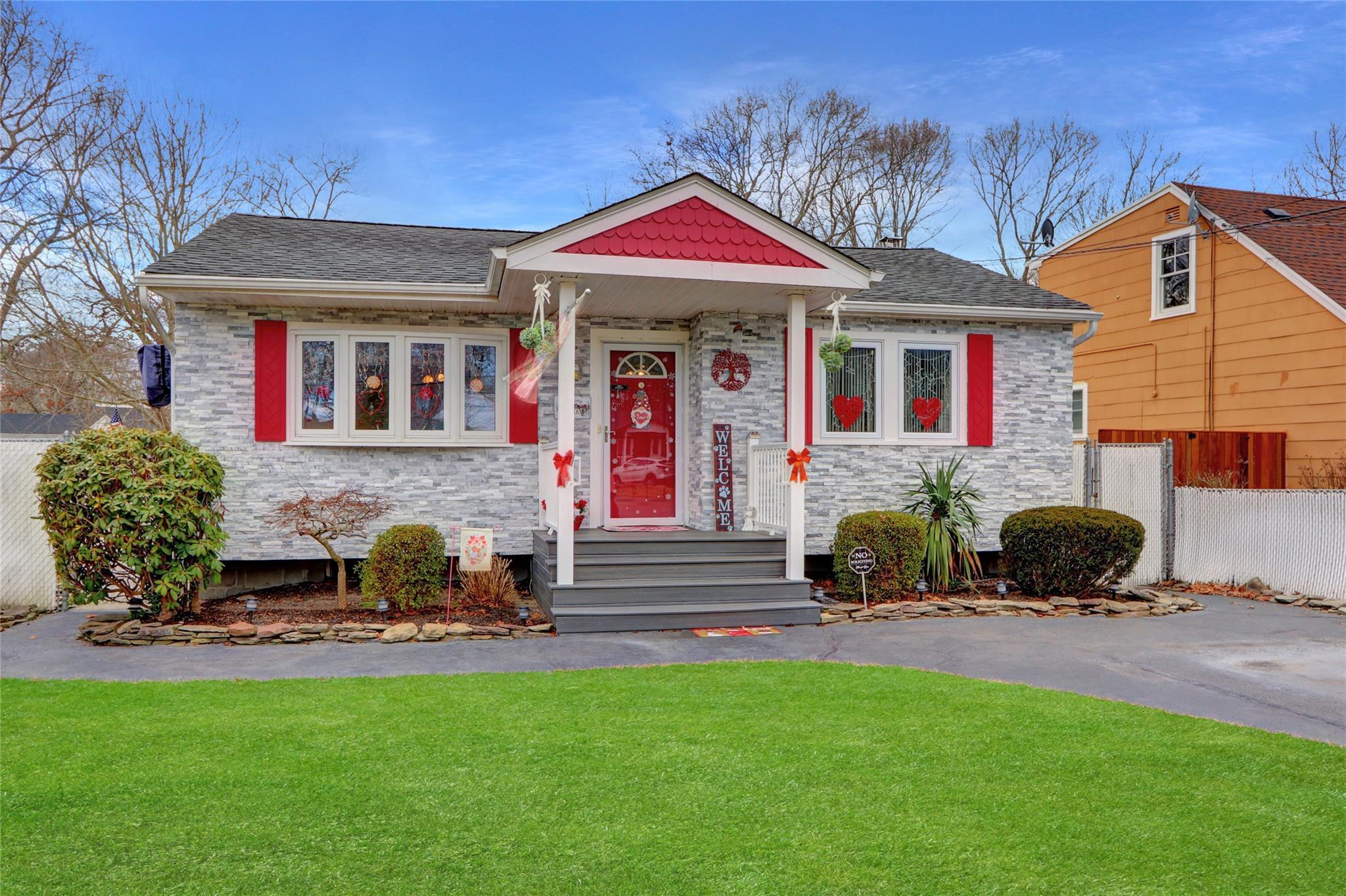 Linden Ln, Shirley, NY 11967