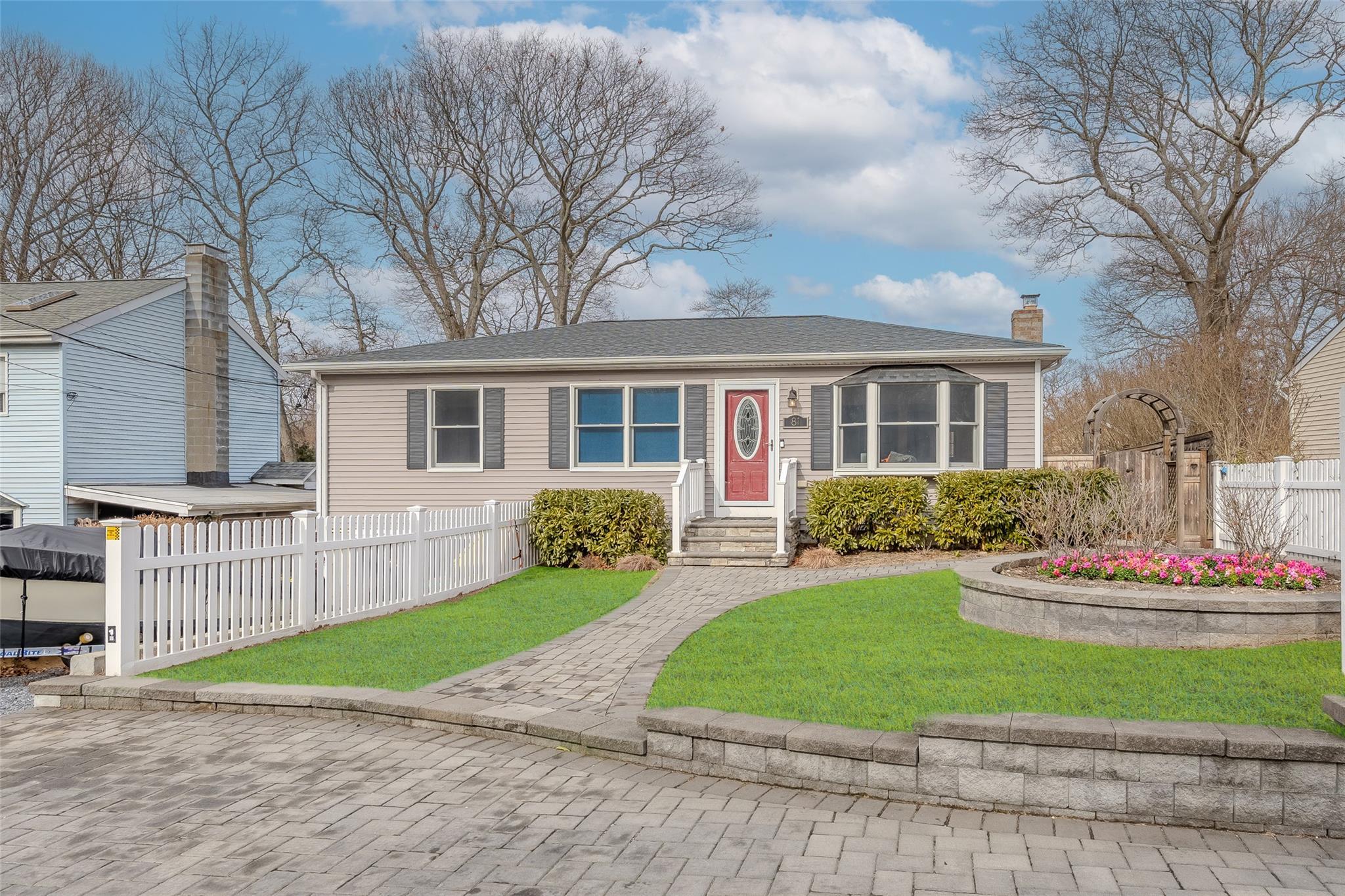 Queen Dr, Sound Beach, NY 11789