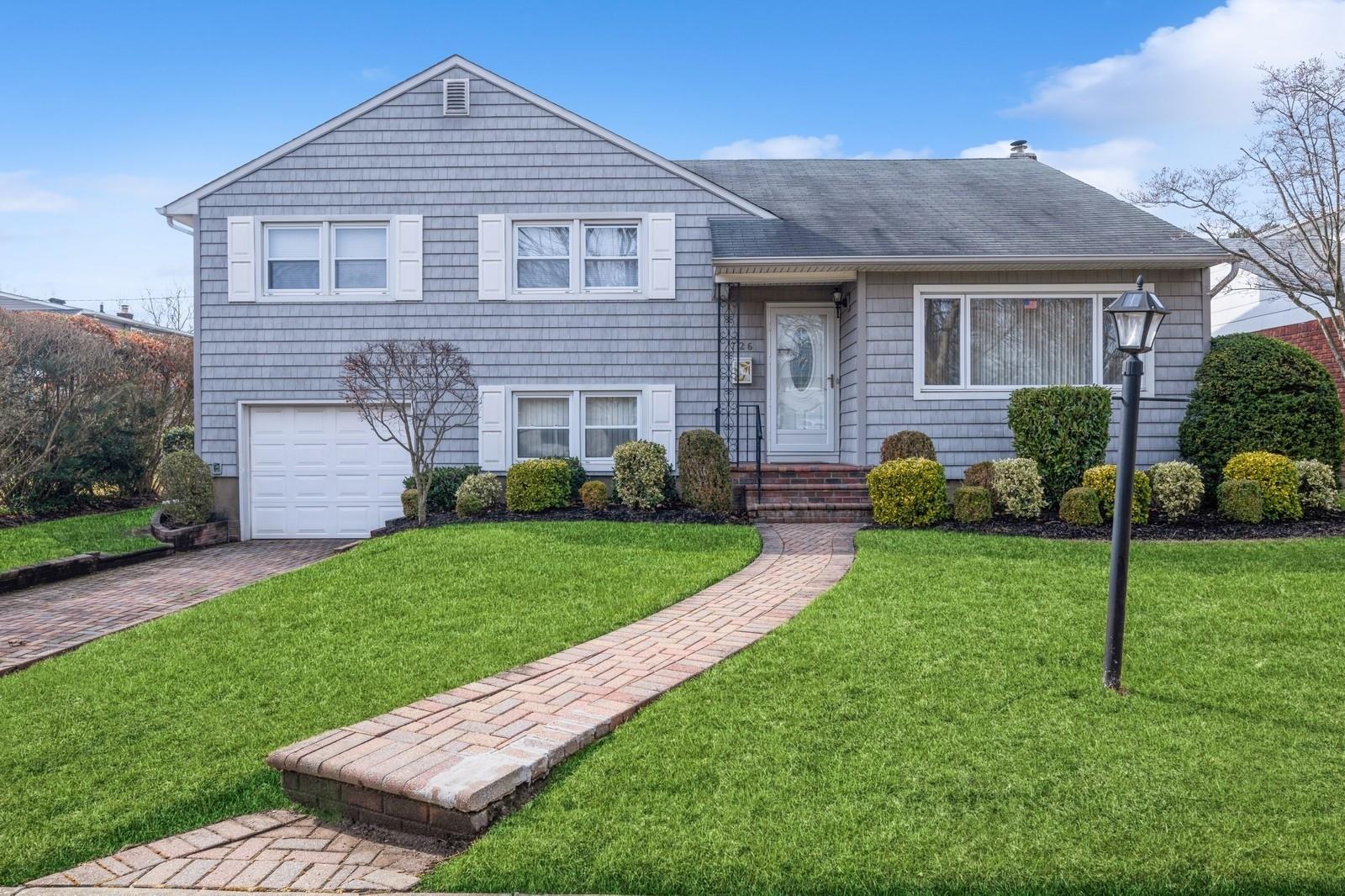 Bruce Dr, East Meadow, NY 11554