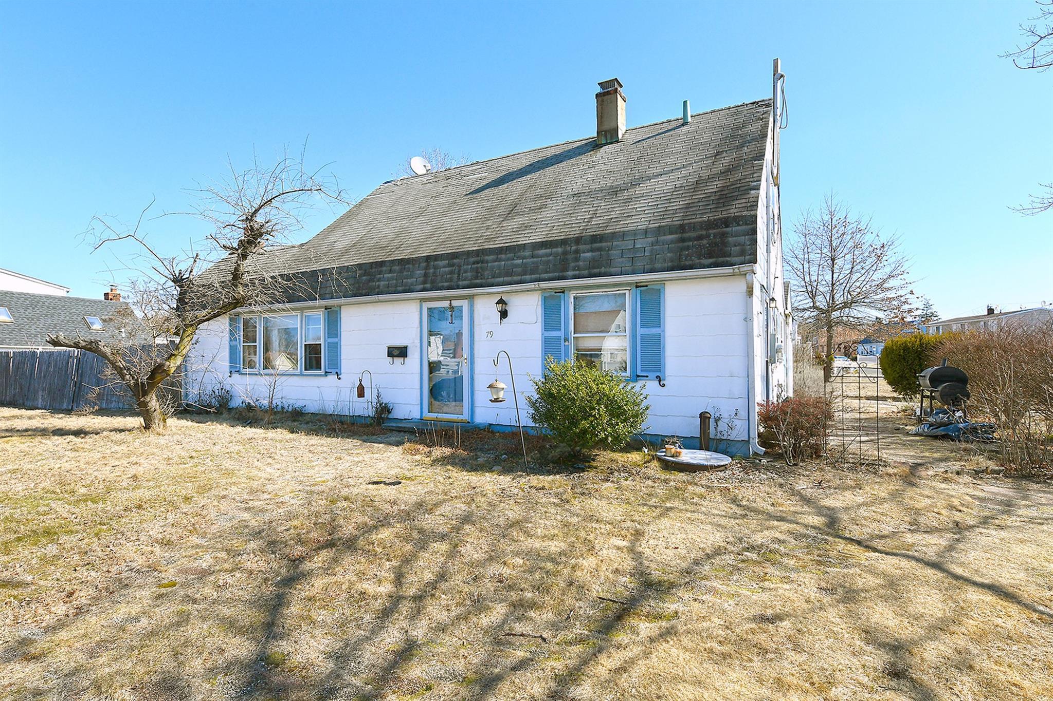 Baker Ln, Levittown, NY 11756