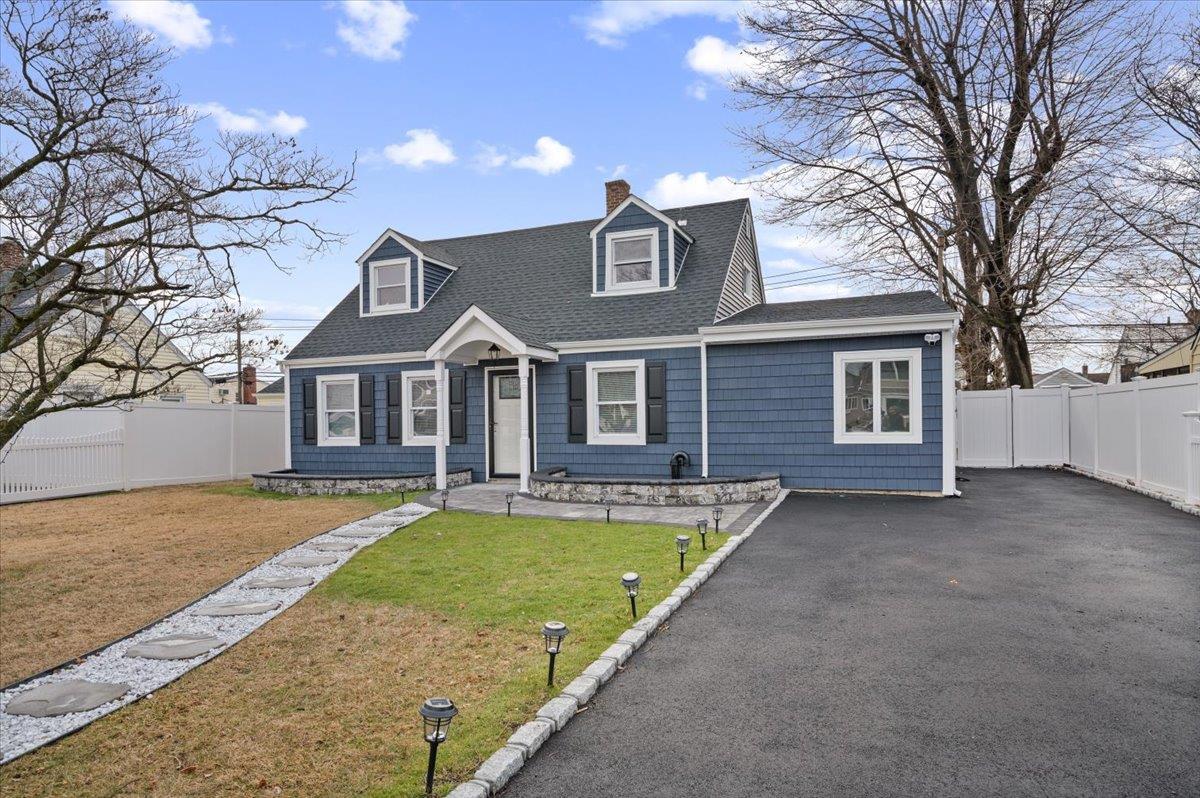 Old Farm Rd, Levittown, NY 11756