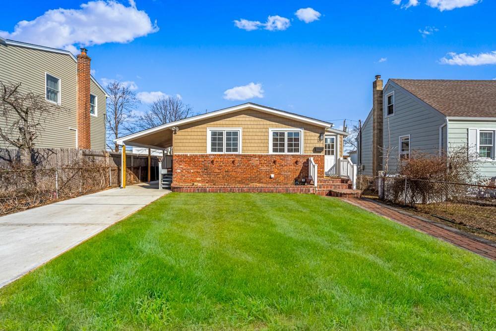 Riviera Pkwy, Lindenhurst, NY 11757