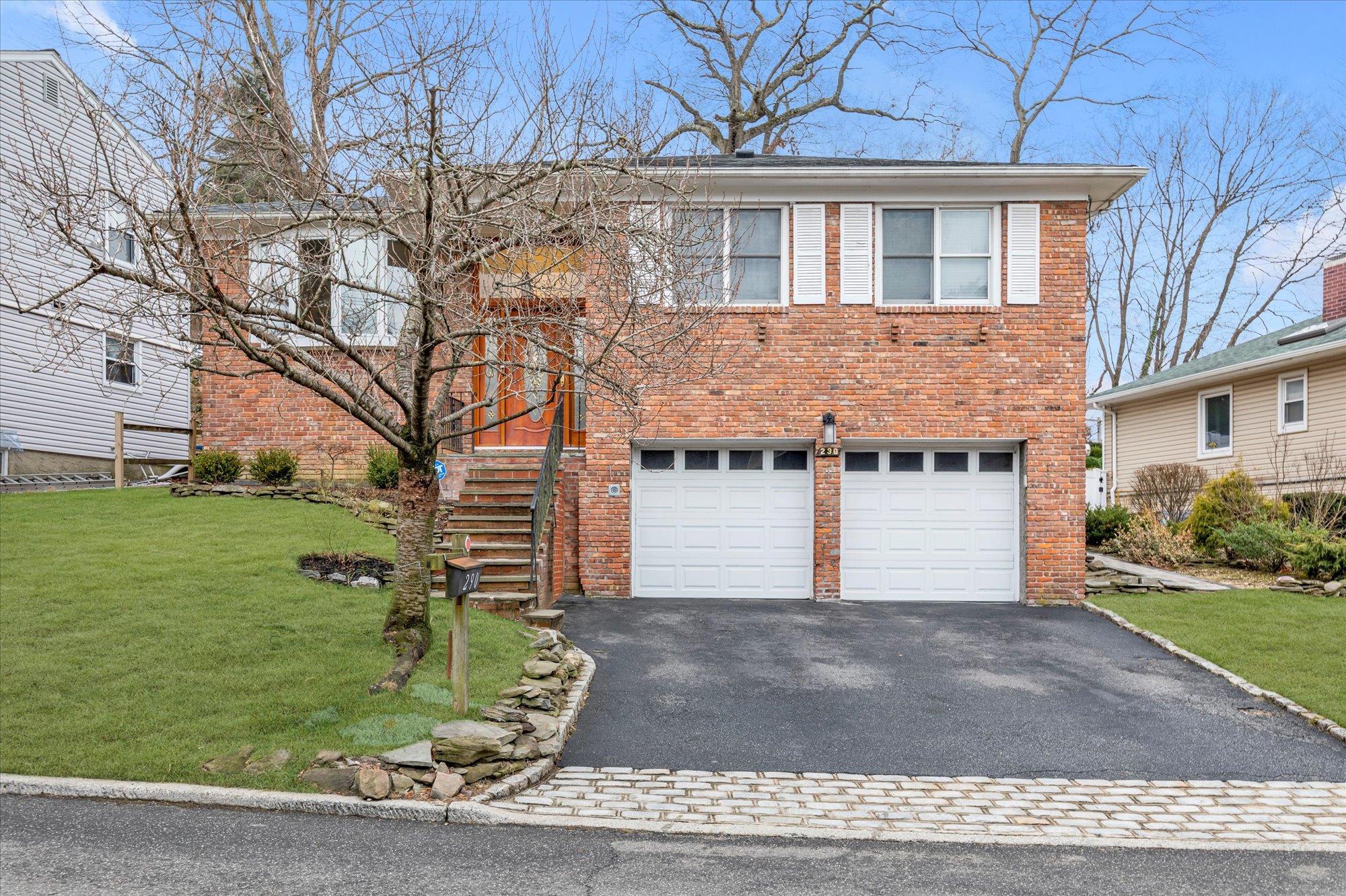 Thompson Shore Rd, Manhasset, NY 11030