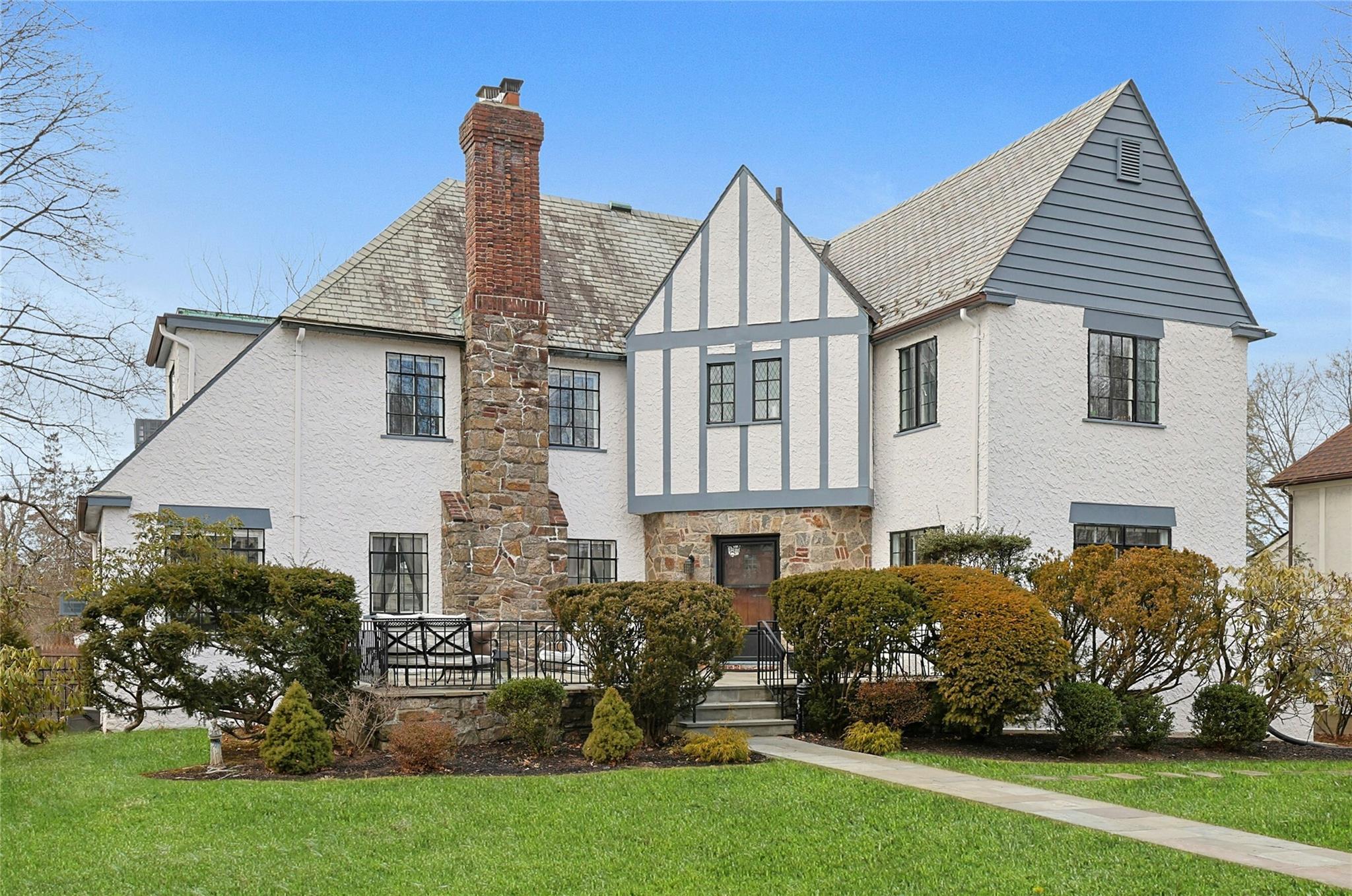 Disbrow Ln, New Rochelle, NY 10804