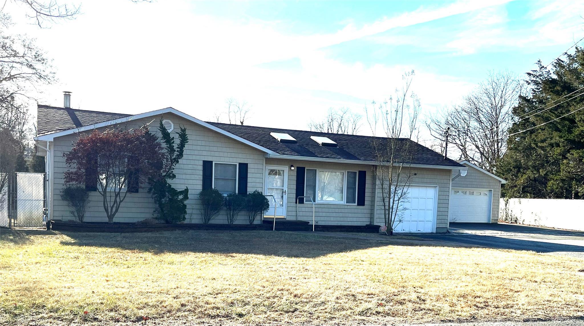 Parkwood Dr, Mastic Beach, NY 11951
