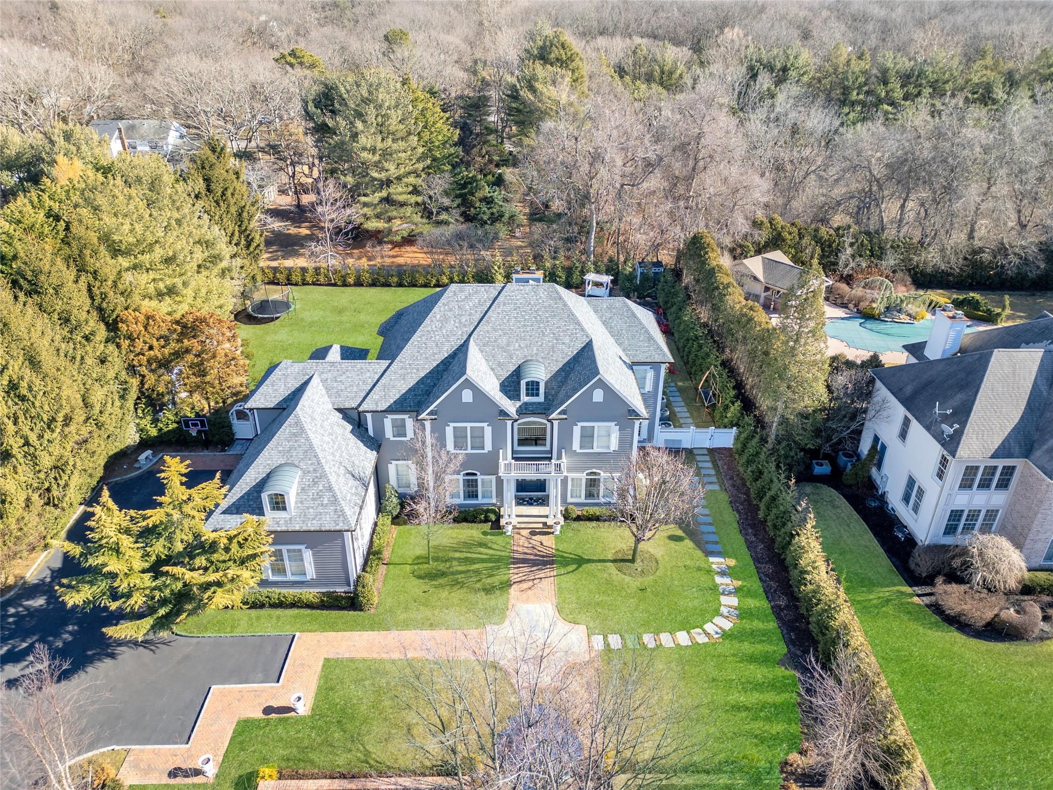 Legends Cir, Melville, NY 11747